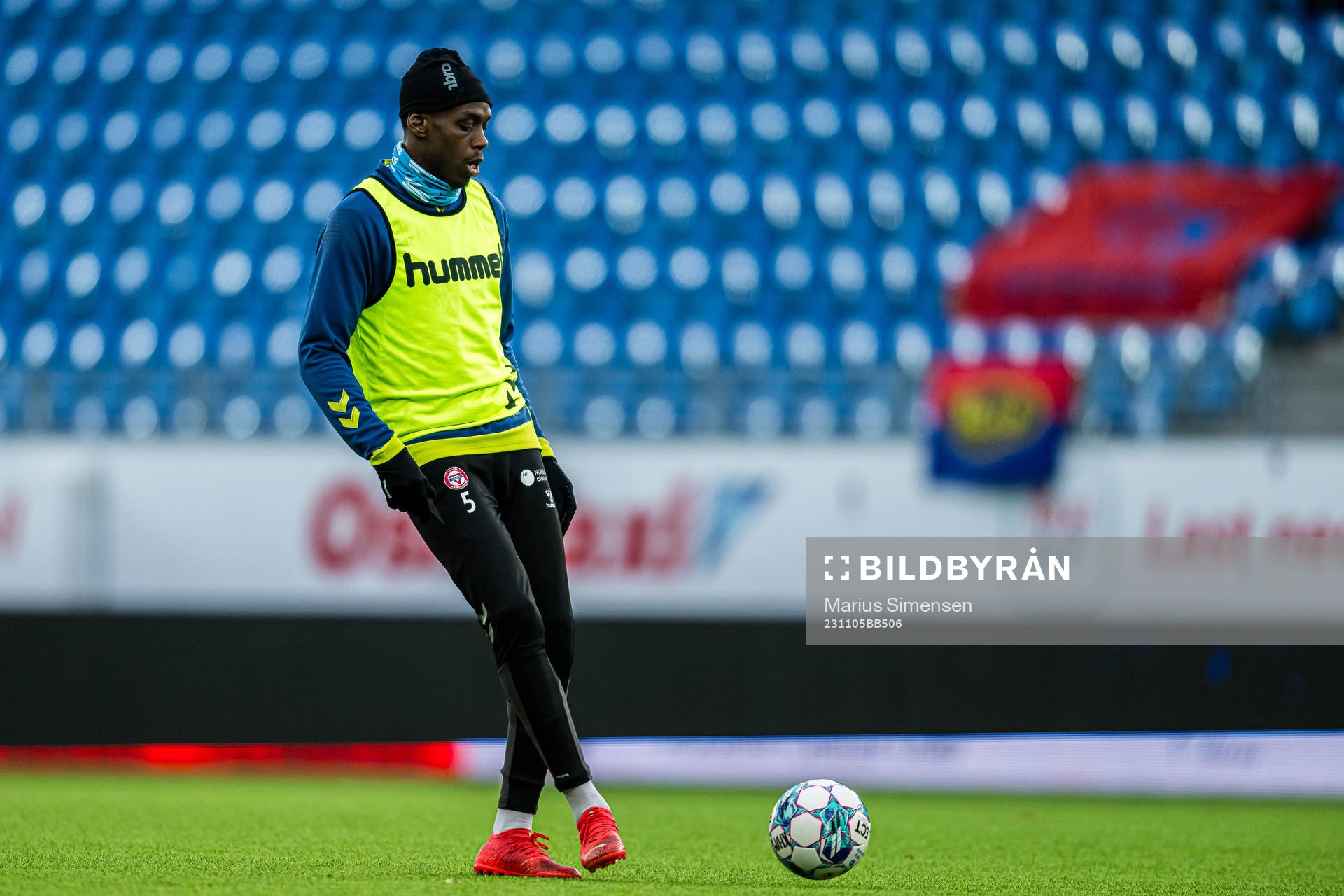 Akinsola Ihayere Azeez Akinyemi of KFUM warms up ahead of the OBOS-ligaen match between KFUM and Skeid on November 5, 2023 in Oslo.