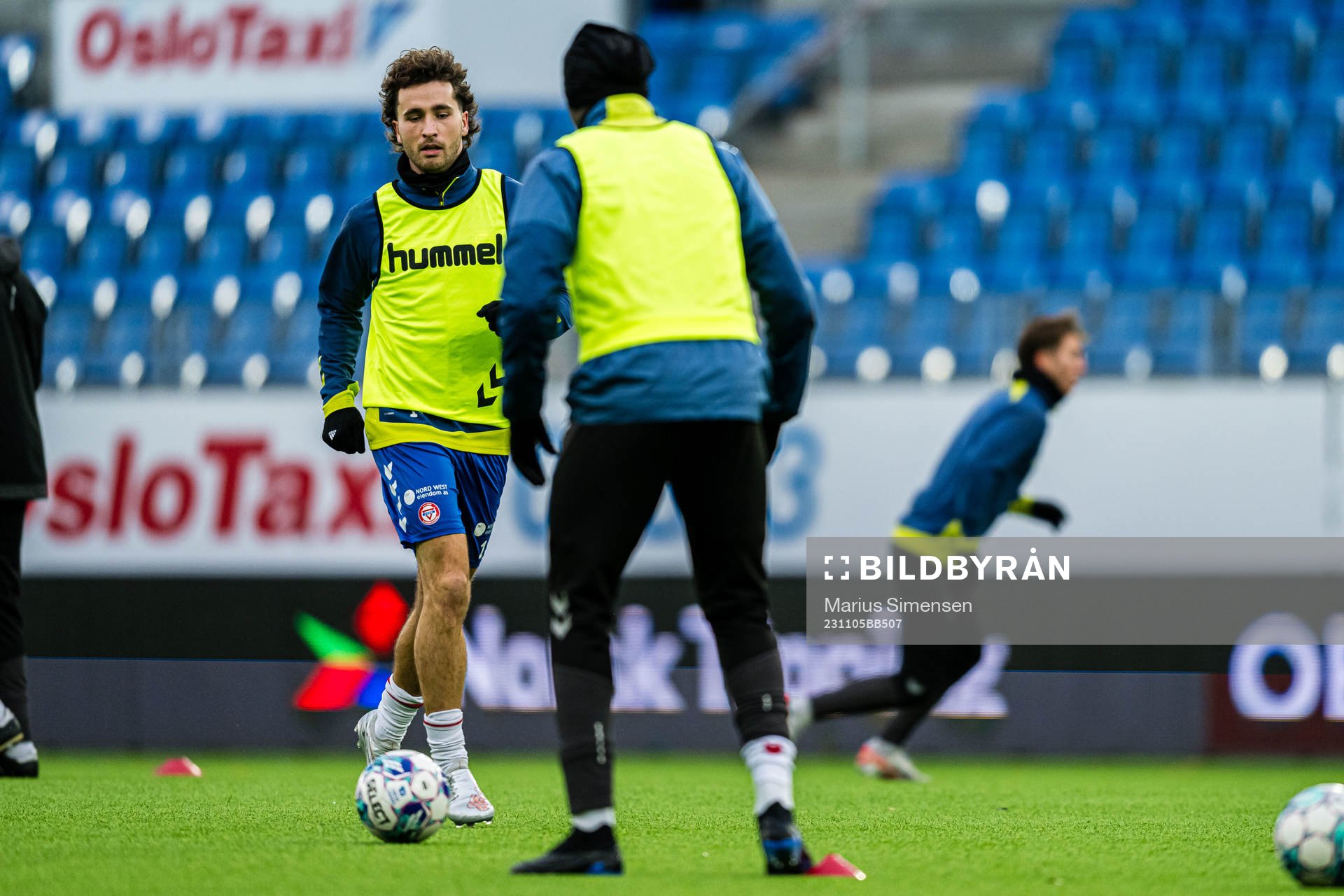 Håkon Helland Hoseth of KFUM warms up ahead of the OBOS-ligaen match between KFUM and Skeid on November 5, 2023 in Oslo.