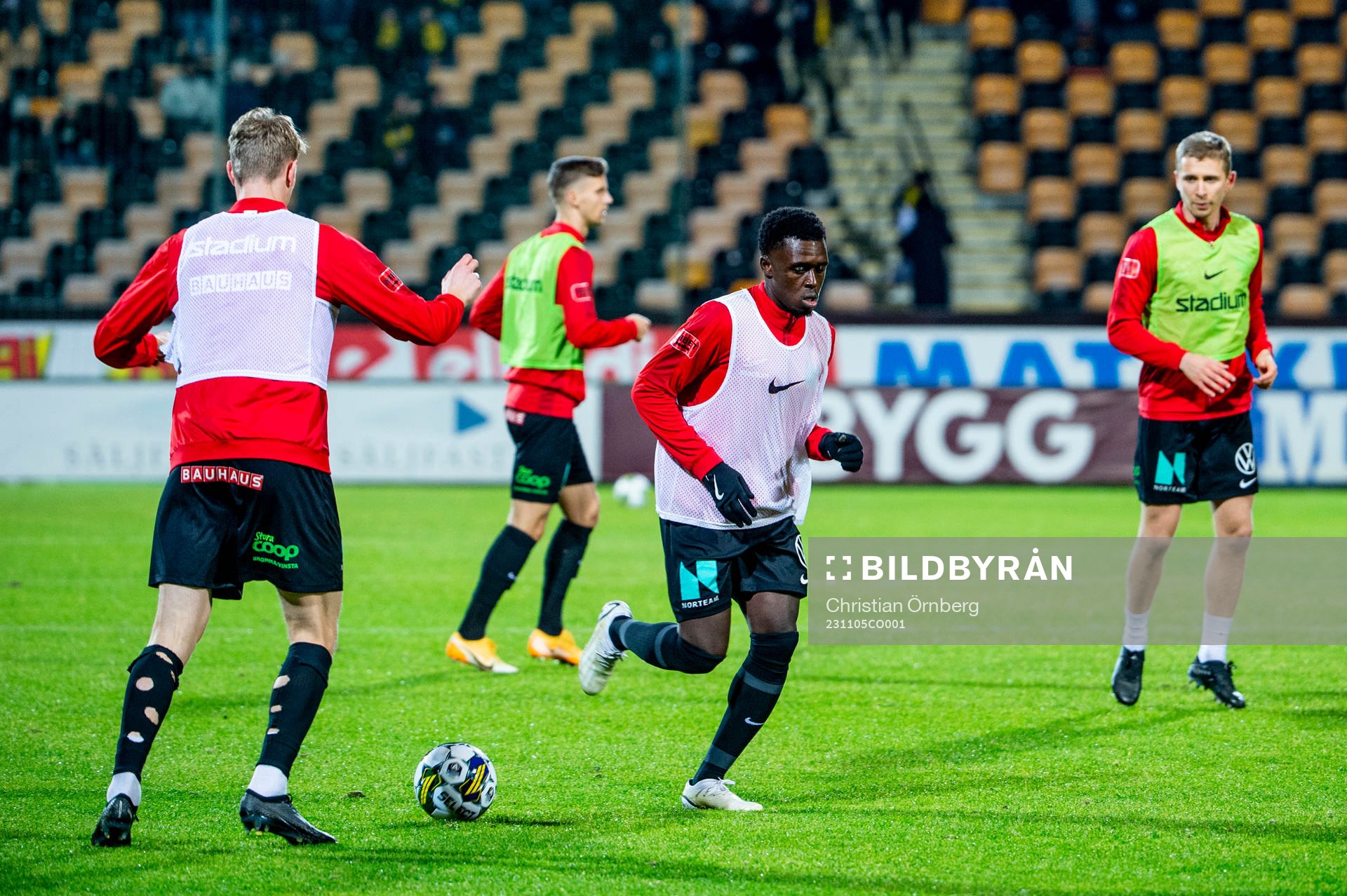 Brommapojkarna värmer innan fotbollsmatchen i Allsvenskan