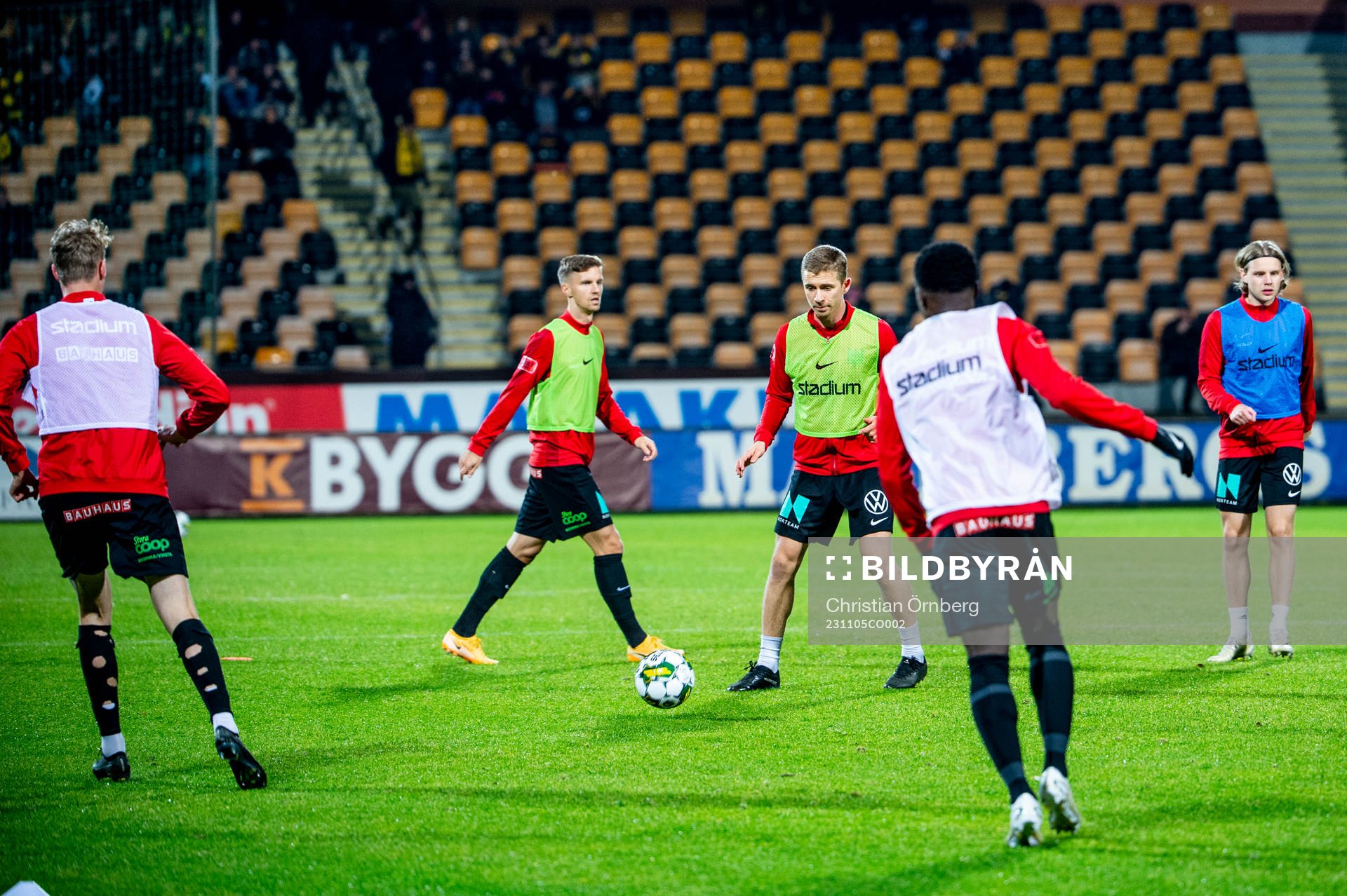 Brommapojkarna värmer innan fotbollsmatchen i Allsvenskan