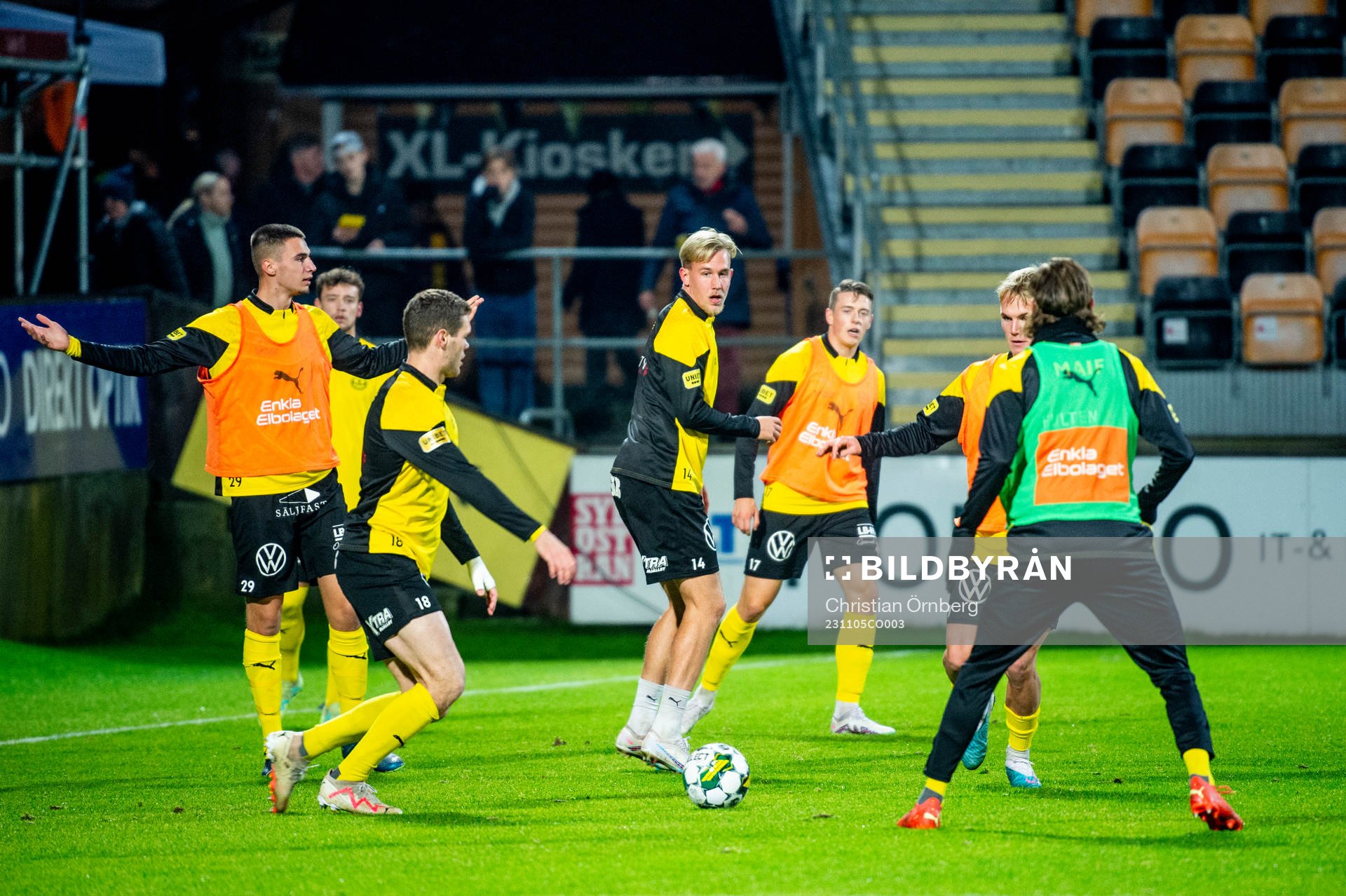 Mjällby värmer innan fotbollsmatchen i Allsvenskan mellan