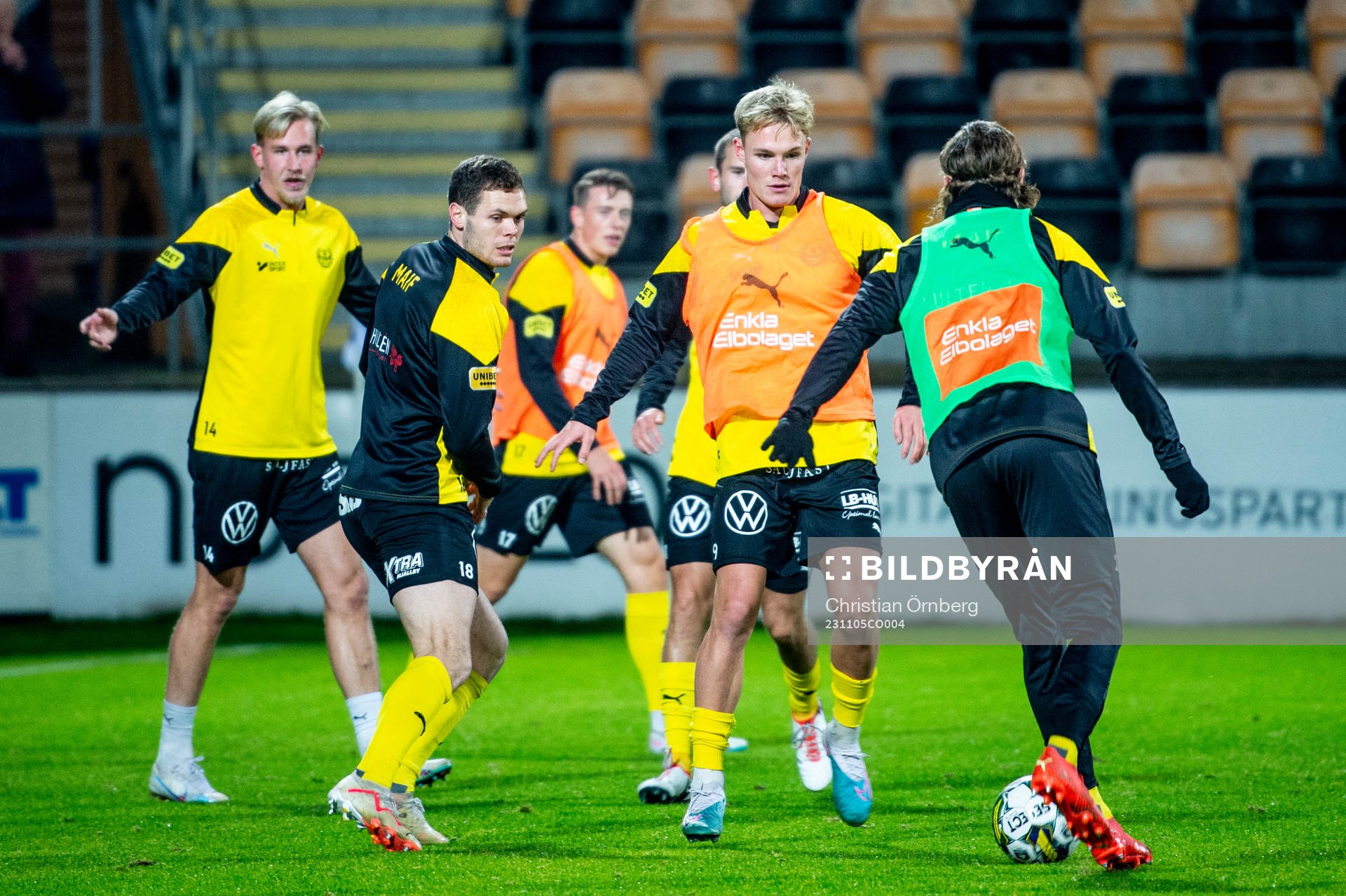 Mjällby värmer innan fotbollsmatchen i Allsvenskan mellan