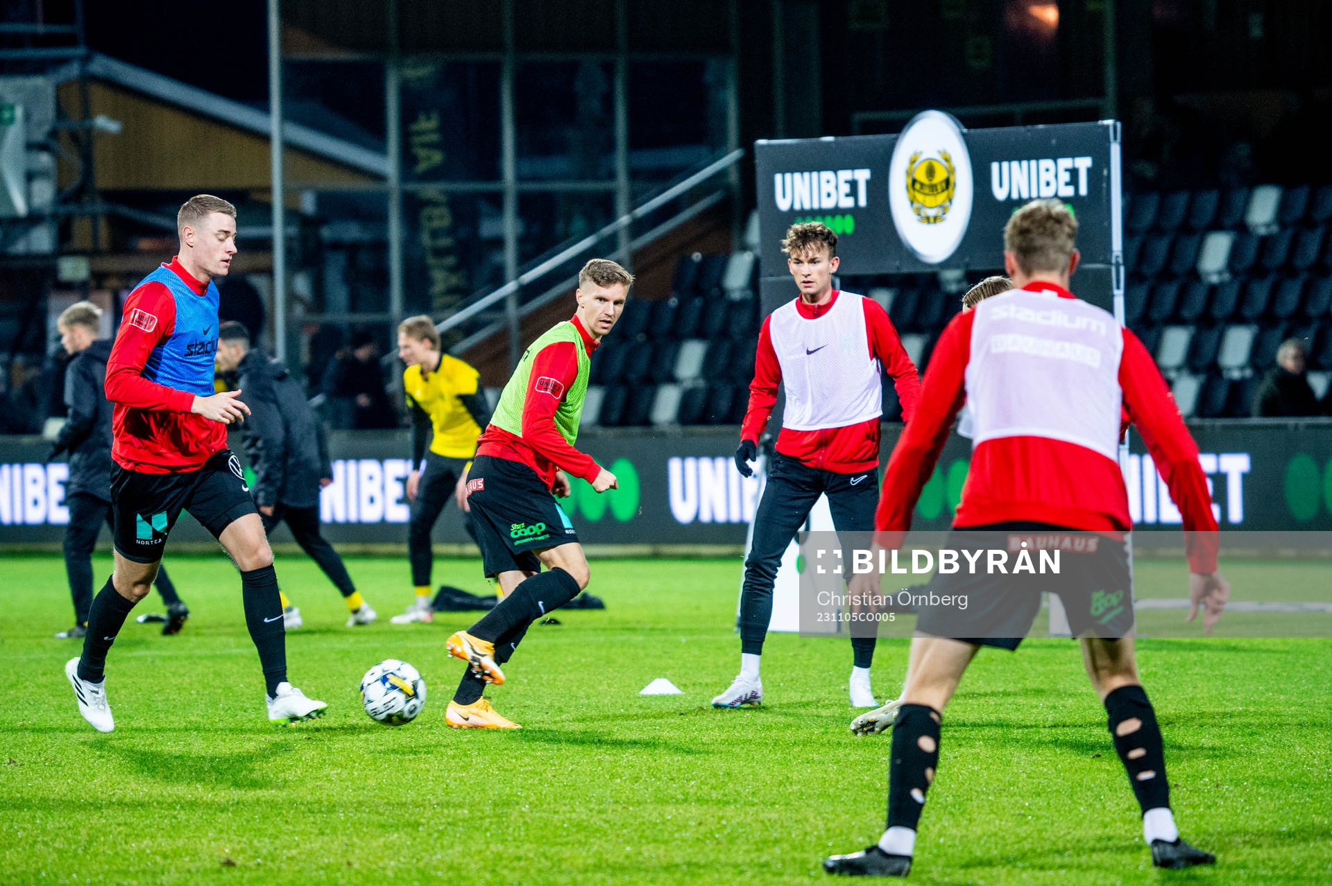 Brommapojkarna värmer innan fotbollsmatchen i Allsvenskan