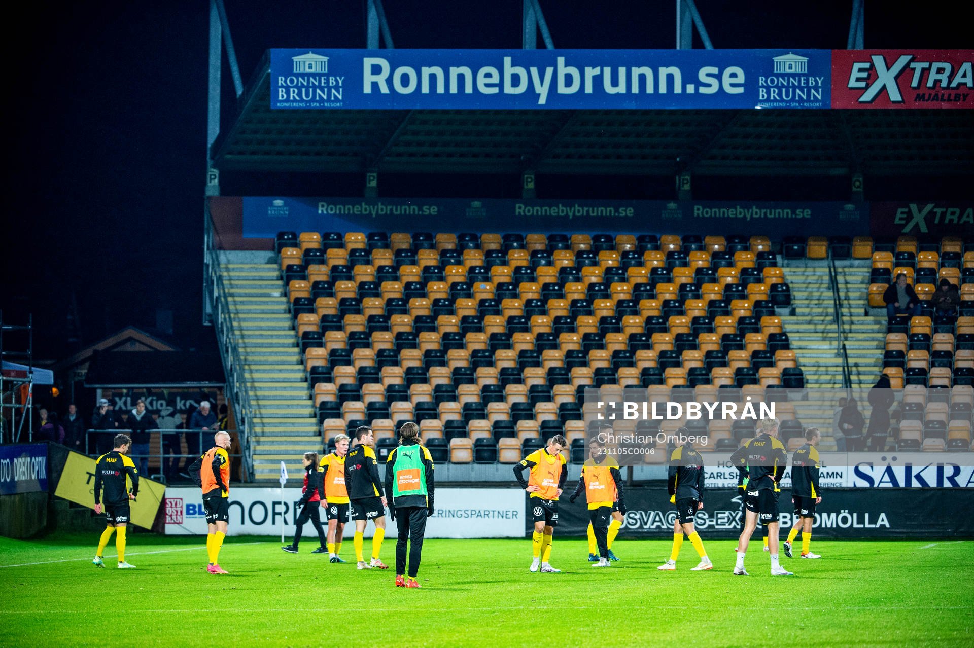 Mjällby värmer innan fotbollsmatchen i Allsvenskan mellan