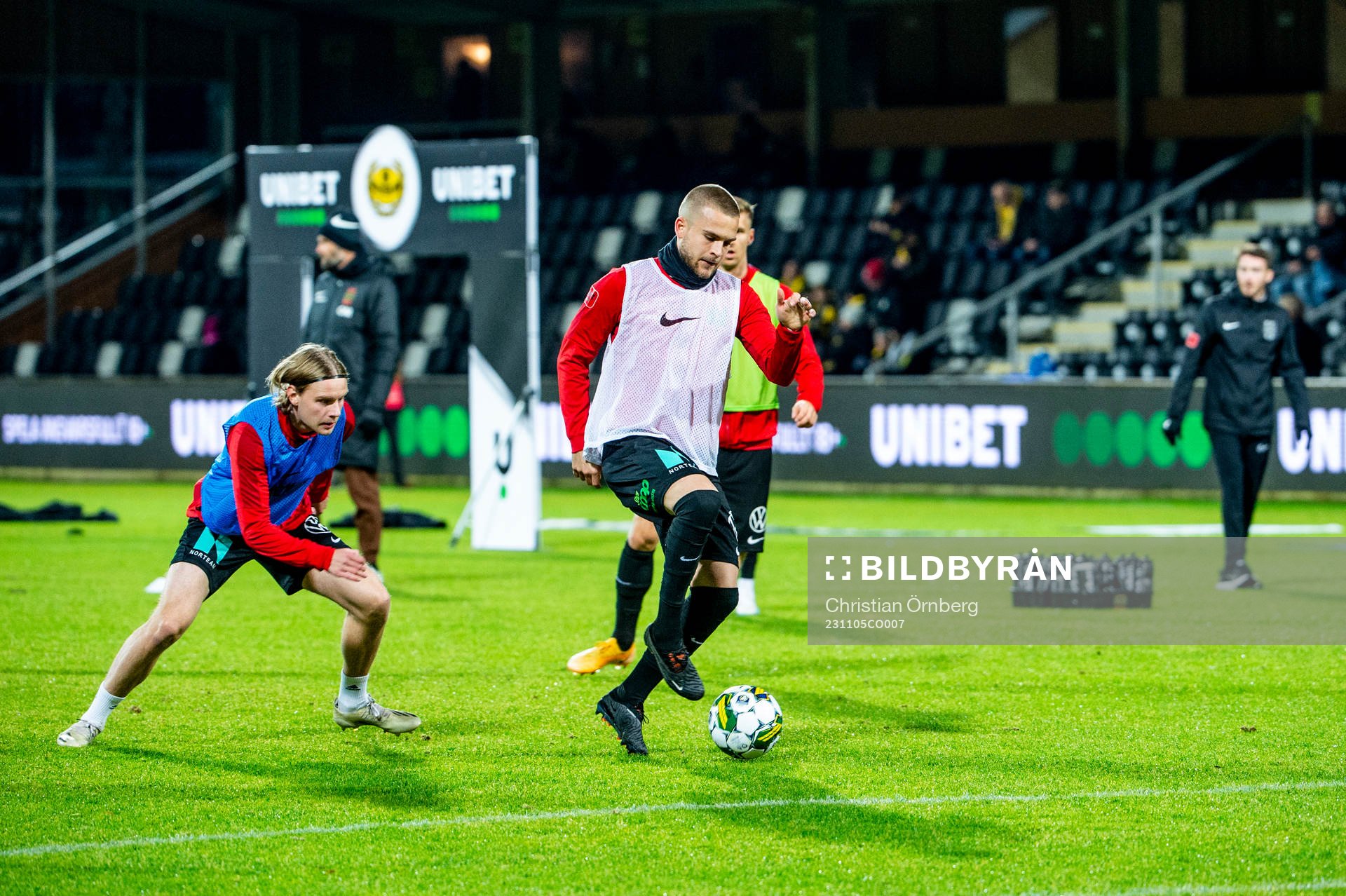 Brommapojkarna värmer innan fotbollsmatchen i Allsvenskan