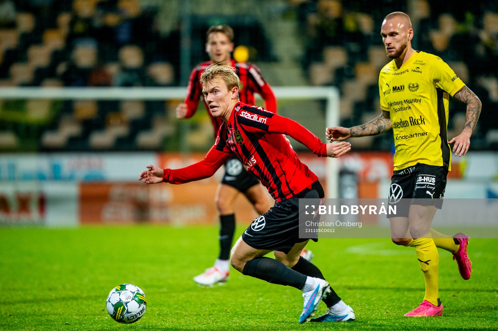 Brommapojkarnas Alexander Jensen mot Mjällbys Adam Ståhl
