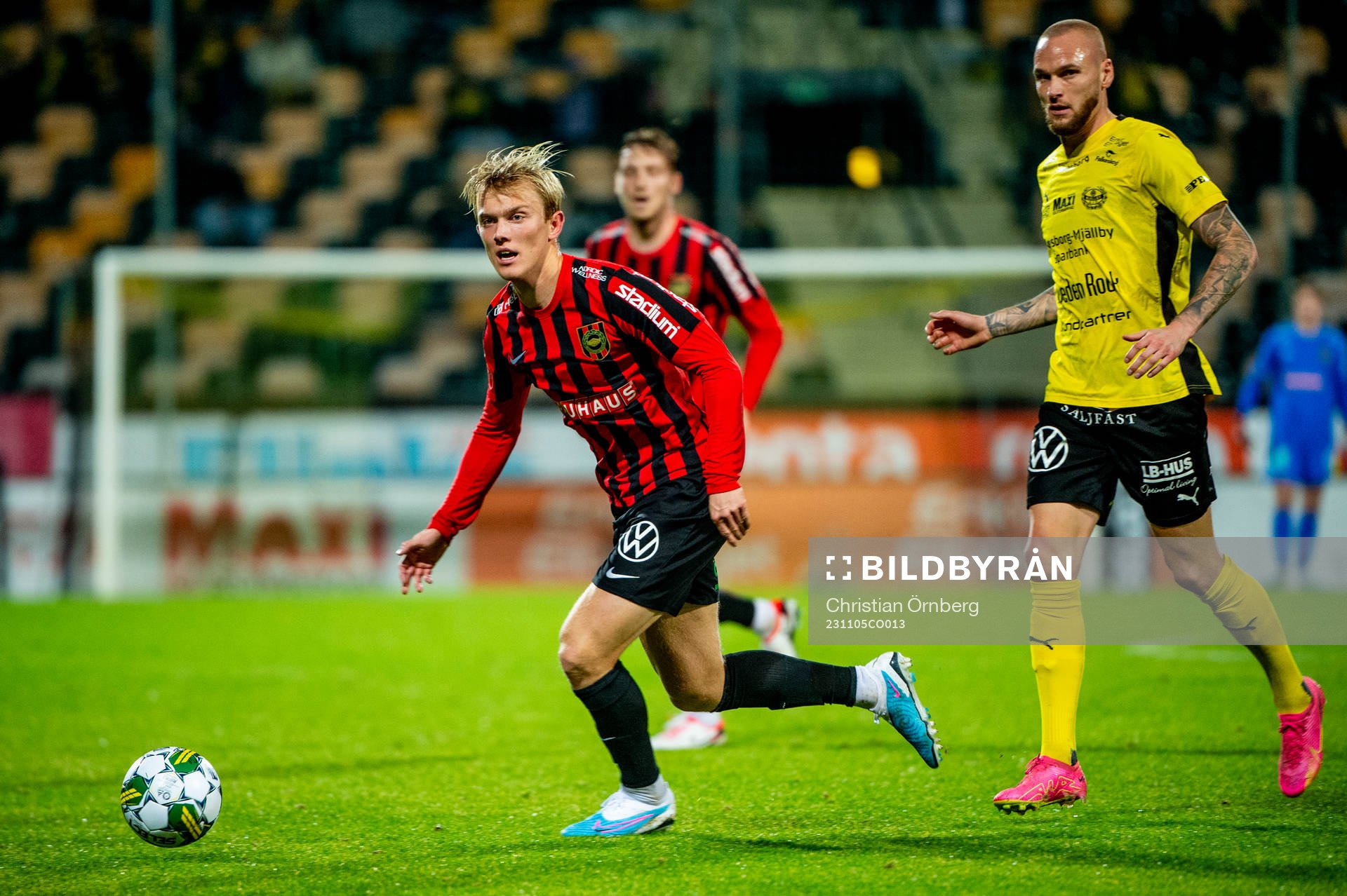 Brommapojkarnas Alexander Jensen mot Mjällbys Adam Ståhl