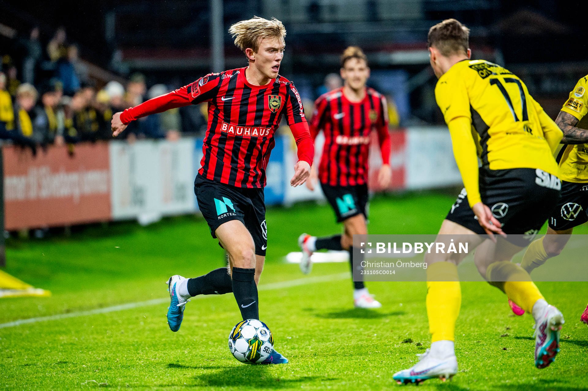 Brommapojkarnas Alexander Jensen mot Mjällbys Elliot Stroud
