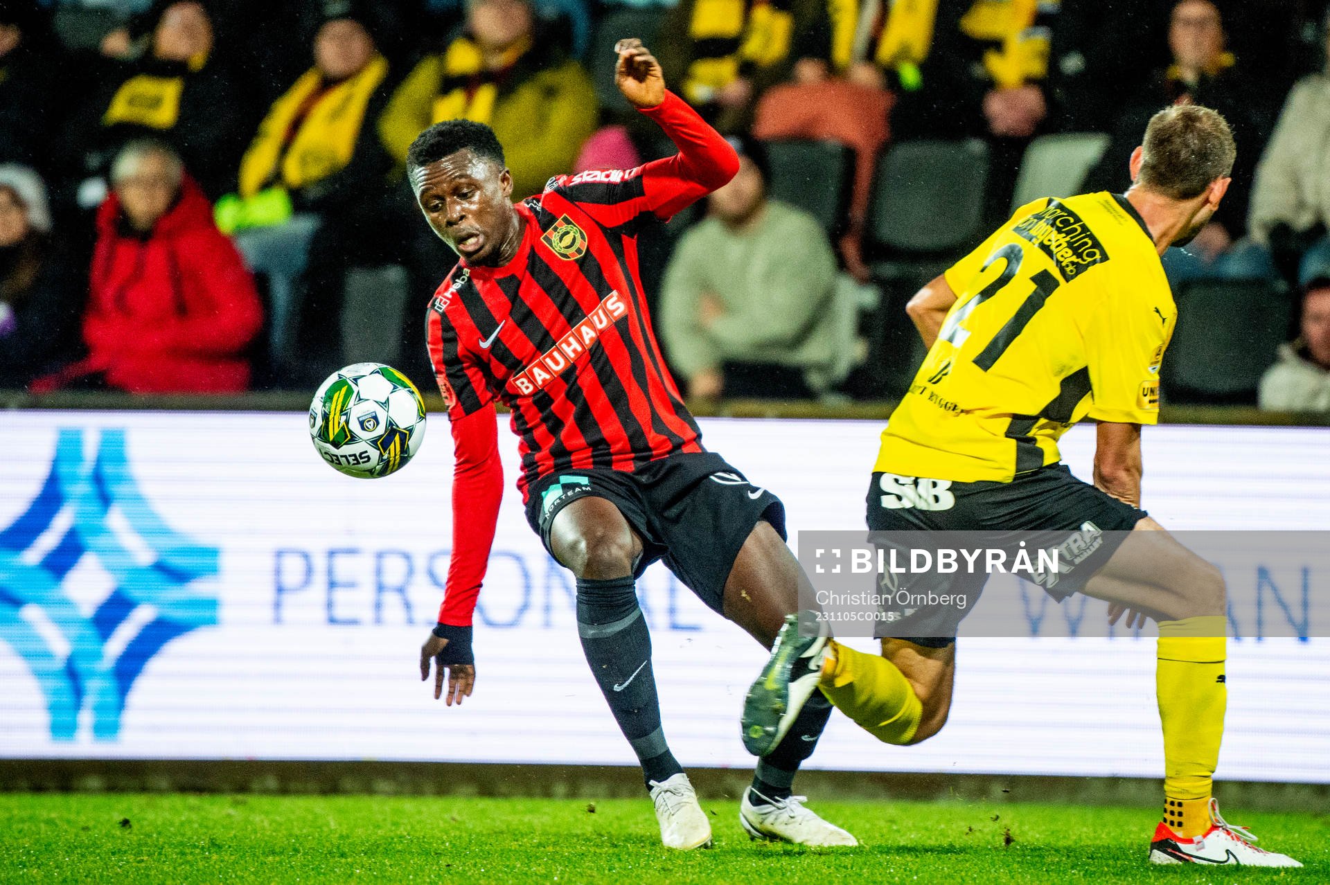 Brommapojkarnas Zeidane Inoussa mot Mjällbys Adam Petersson