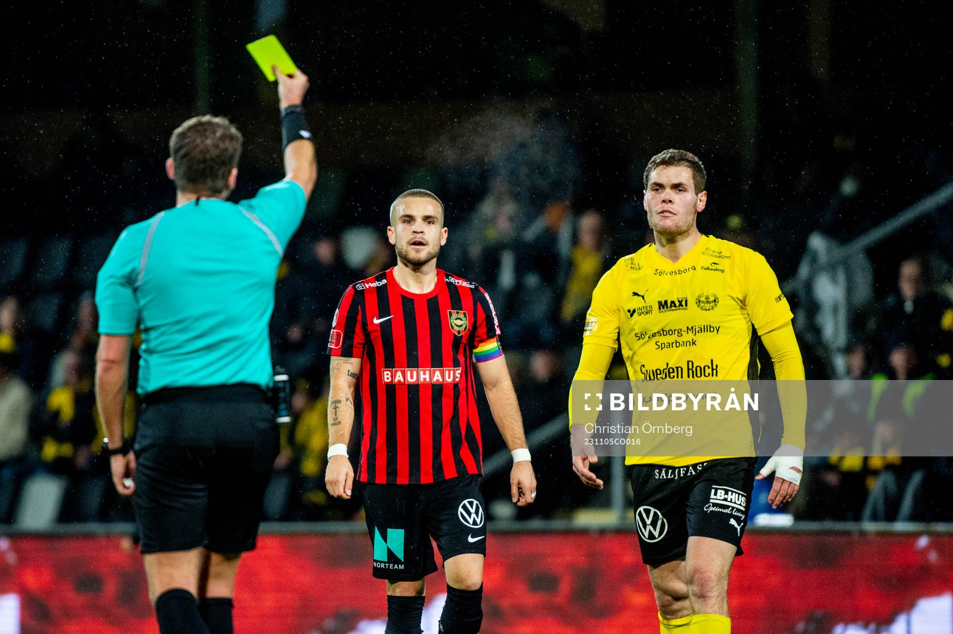 Mjällbys Jacob Bergström får gult kort av domare Joakim