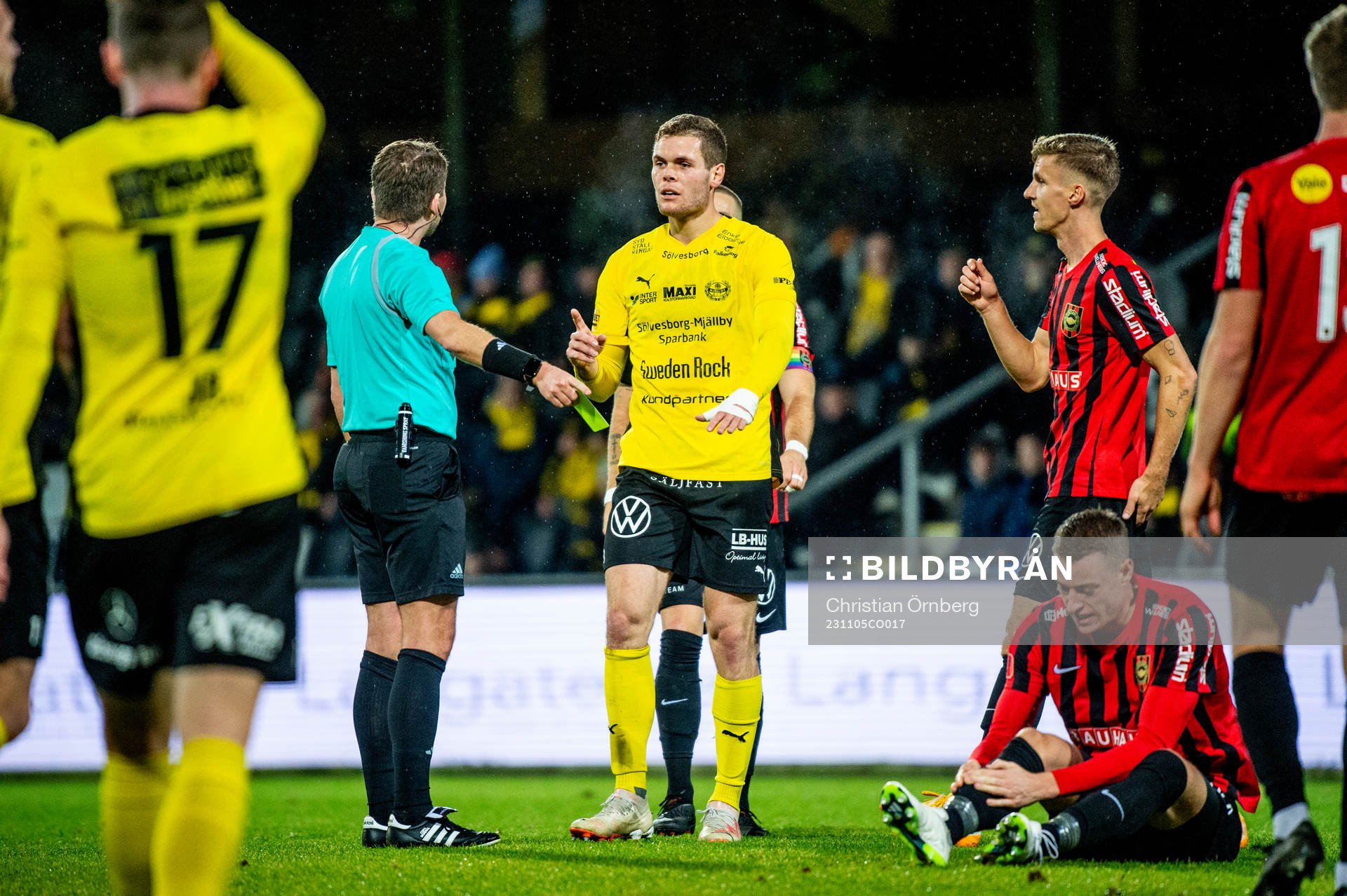 Mjällbys Jacob Bergström får gult kort av domare Joakim