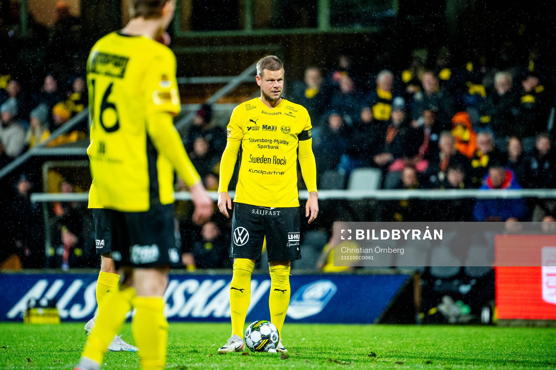 Mjällbys Jesper Gustavsson under fotbollsmatchen i Allsvenskan mellan Mjällby och Brommapojkarna den 5 november 2023 i Hällevik.