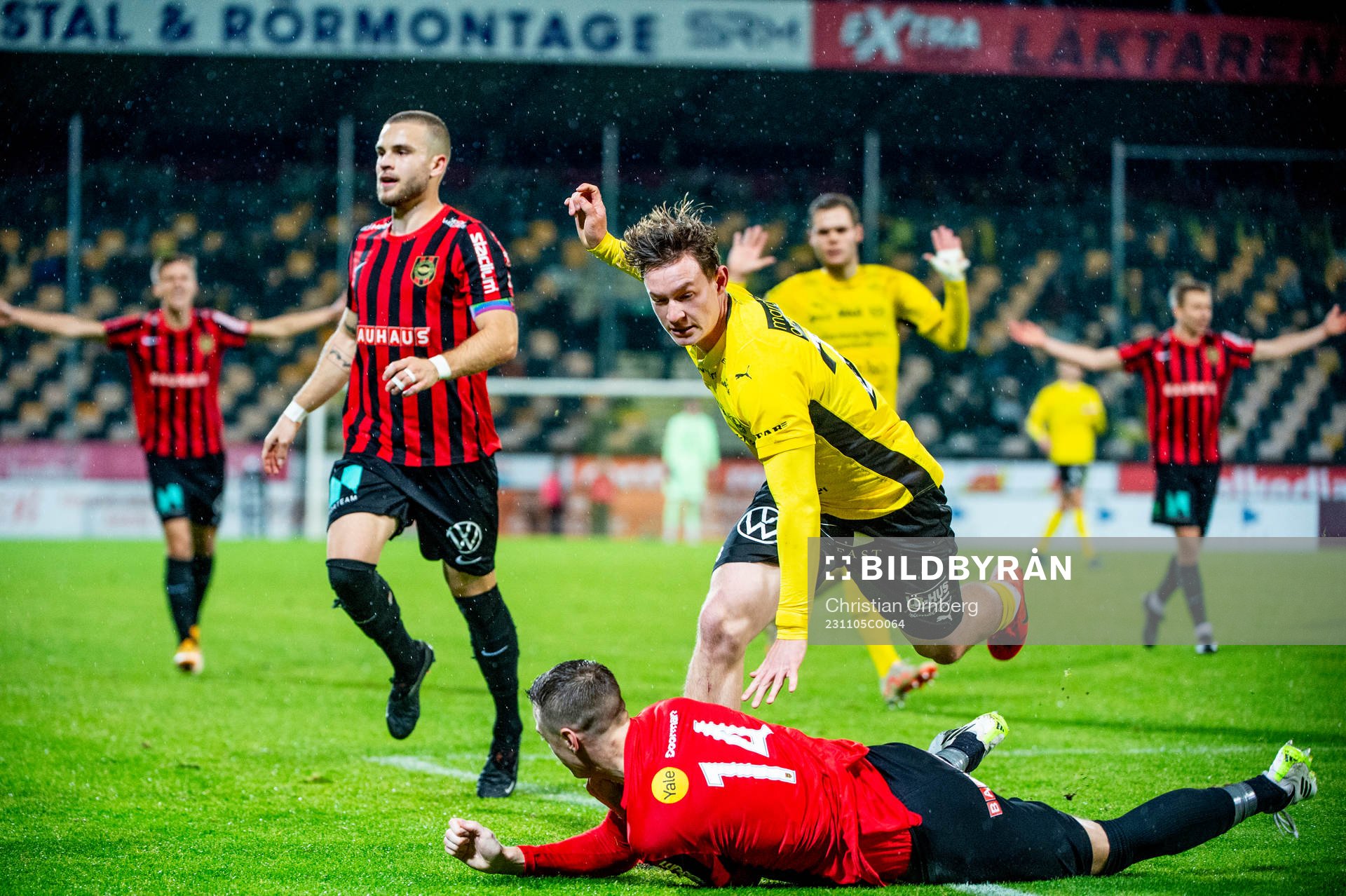 Mjällbys Love Björnson mot Brommapojkarnas Jesper Löfgren