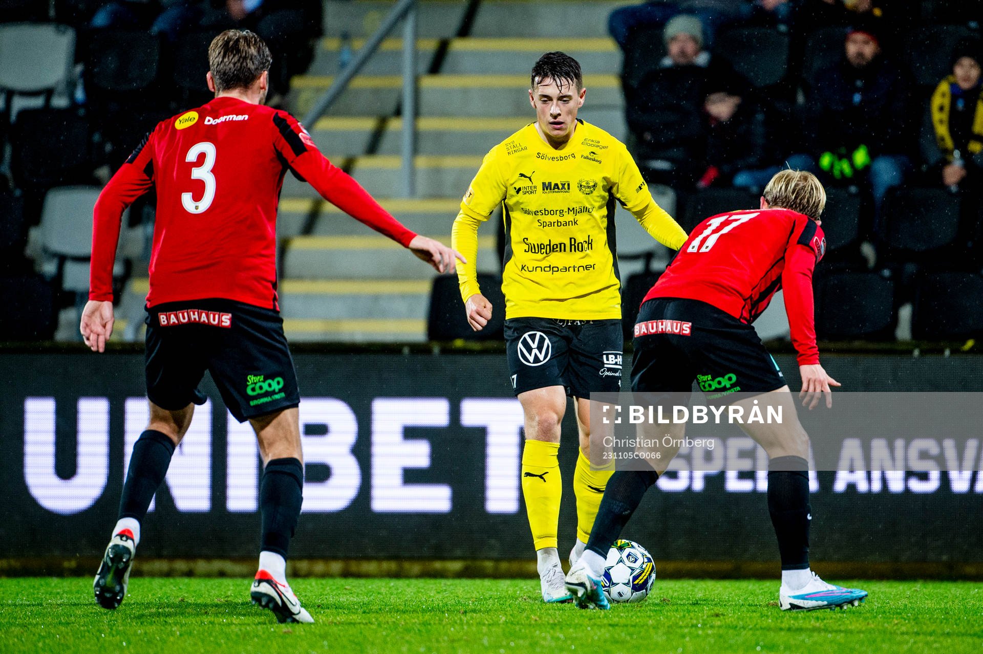 Mjällbys Elliot Stroud mot Brommapojkarnas Alexander