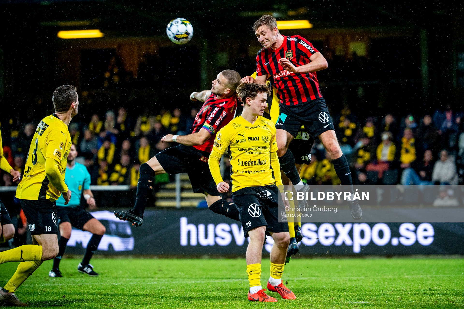 Brommapojkarnas Amadeus Sögaard mot Mjällbys Love Björnson under fotbollsmatchen i Allsvenskan mellan Mjällby och Brommapojkarna den 5 november 2023 i Hällevik.