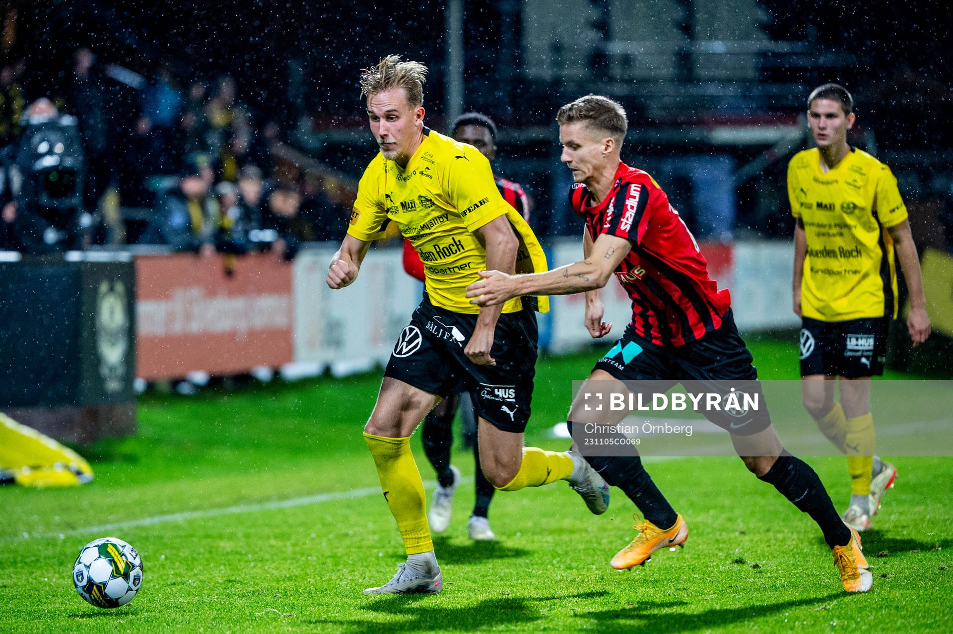 Mjällbys Herman Johansson mot Brommapojkarnas Samuel Leach
