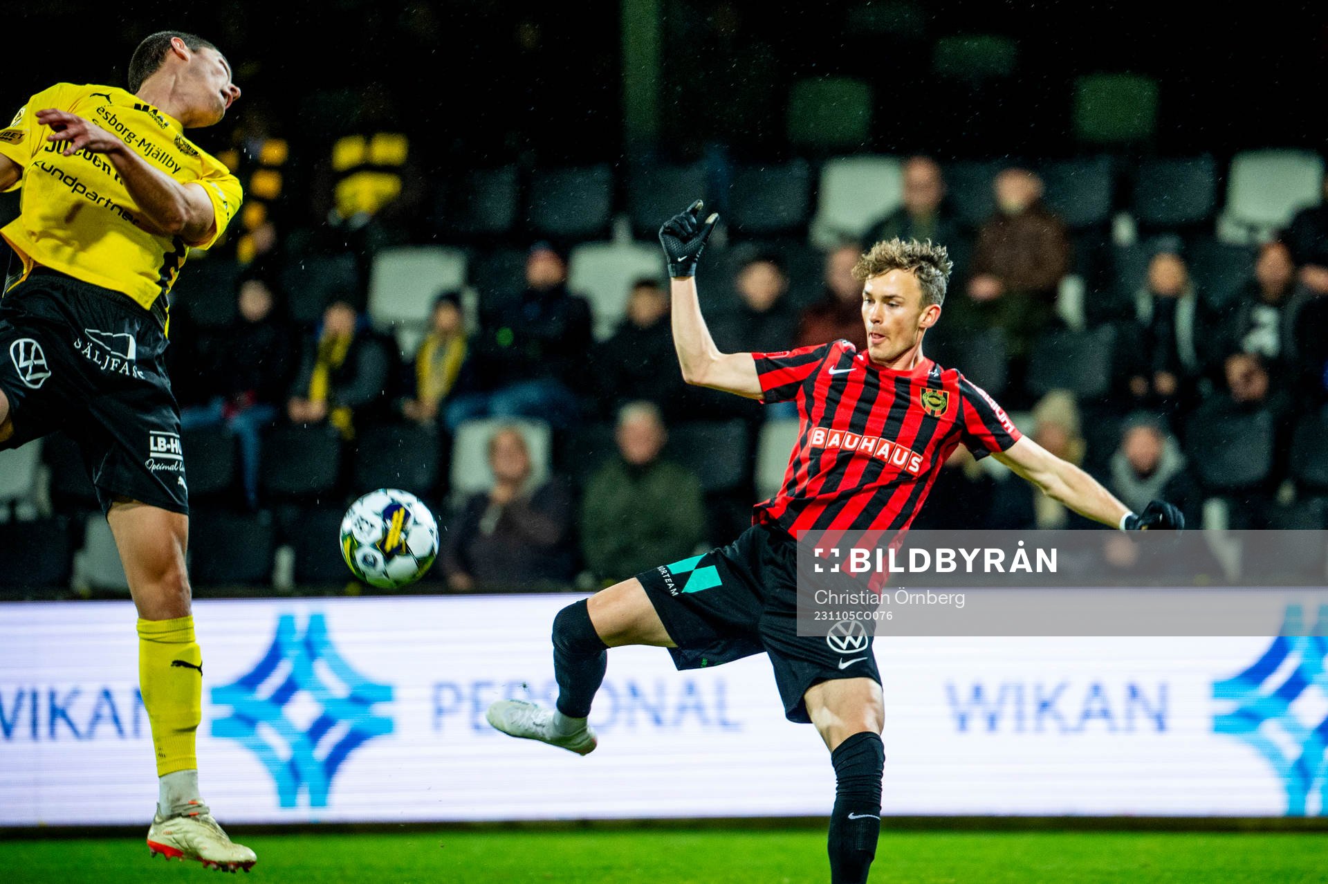Brommapojkarnas Alexander Johansson mot Mjällbys Rasmus