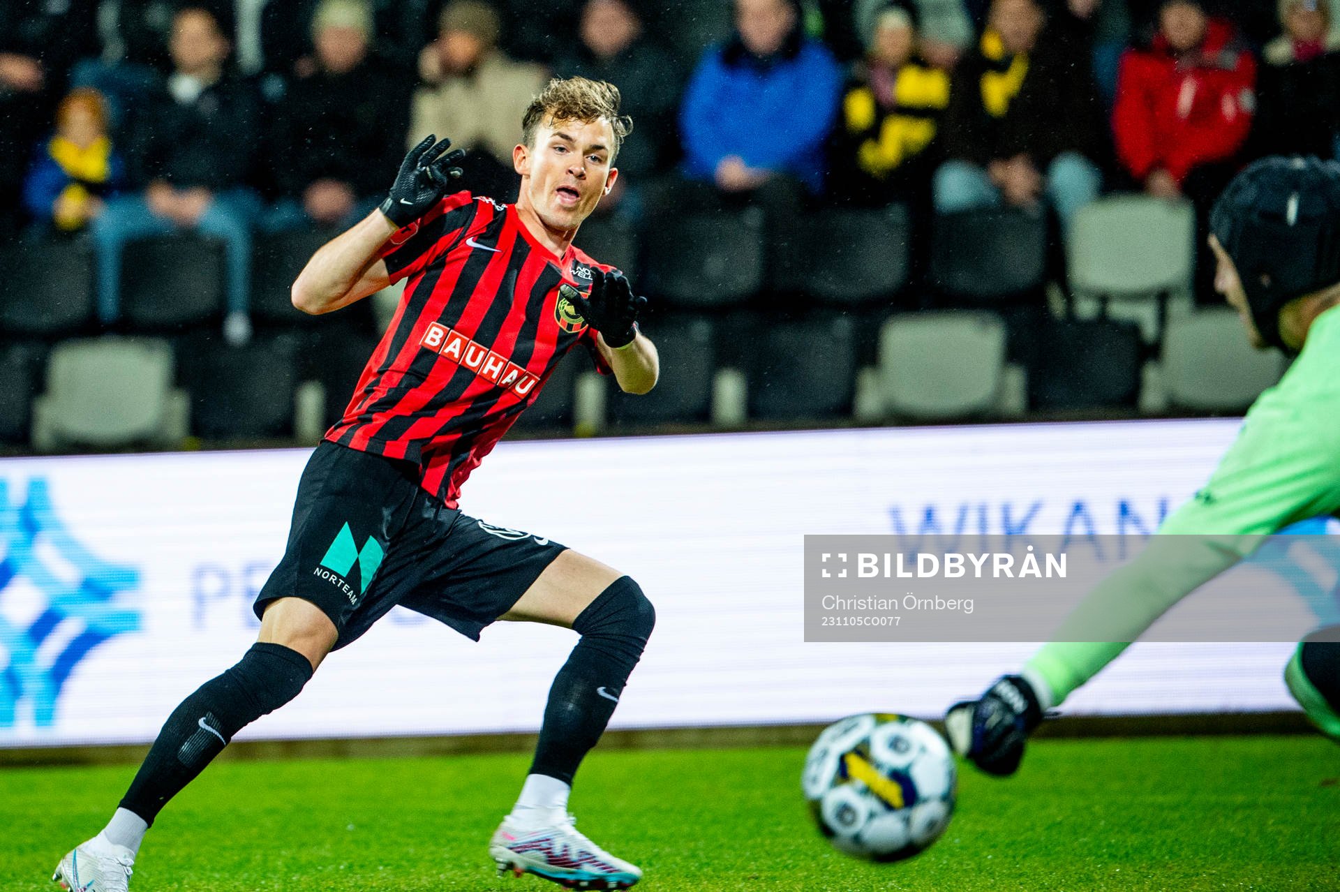 Brommapojkarnas Alexander Johansson mot Mjällbys målvakt
