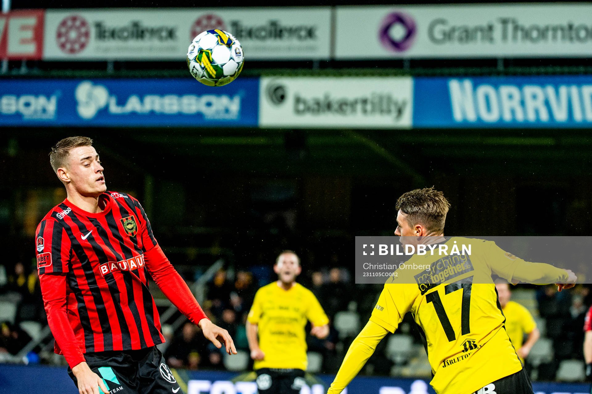 Brommapojkarnas Jesper Löfgren mot Mjällbys Elliot Stroud under fotbollsmatchen i Allsvenskan mellan Mjällby och Brommapojkarna den 5 november 2023 i Hällevik.