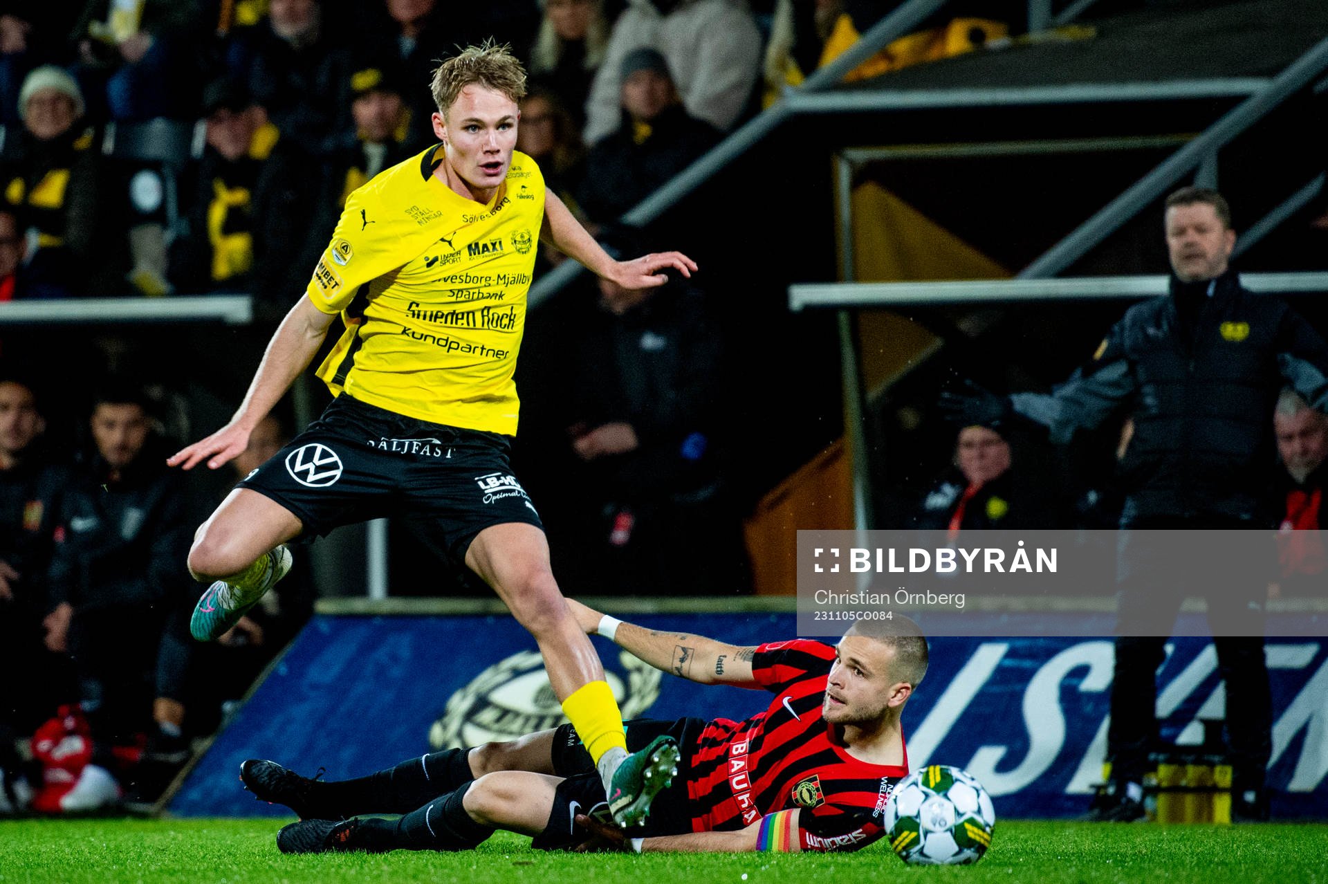 Mjällbys Max Fenger mot Brommapojkarnas Amadeus Sögaard