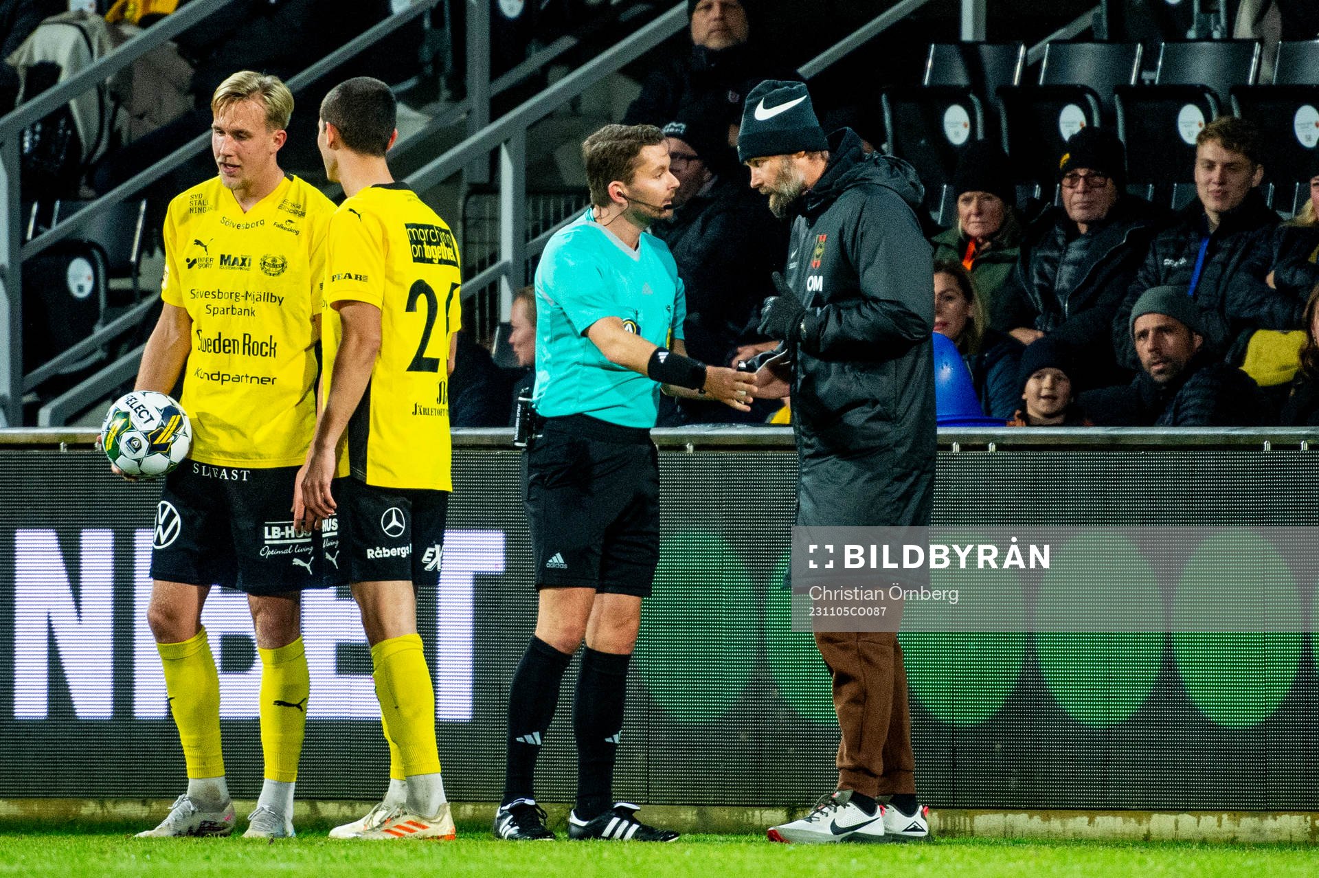 Domare Joakim Östling och Brommapojkarnas tränare Olof