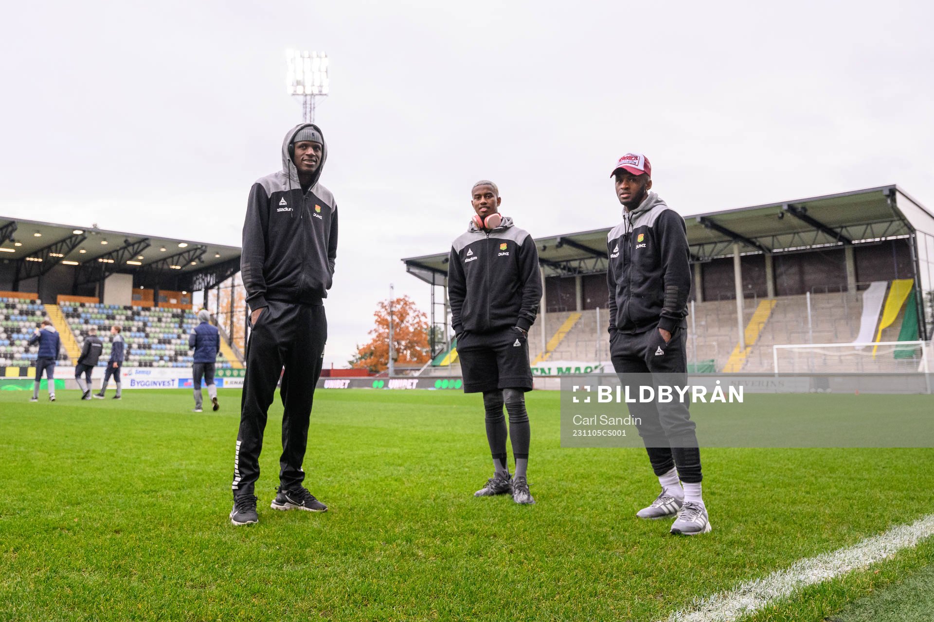 Gais spelare inspekterar planen innan fotbollsmatchen i Superettan mellan Jönköpings Södra och GAIS den 5 november 2023 i Jönköping. 