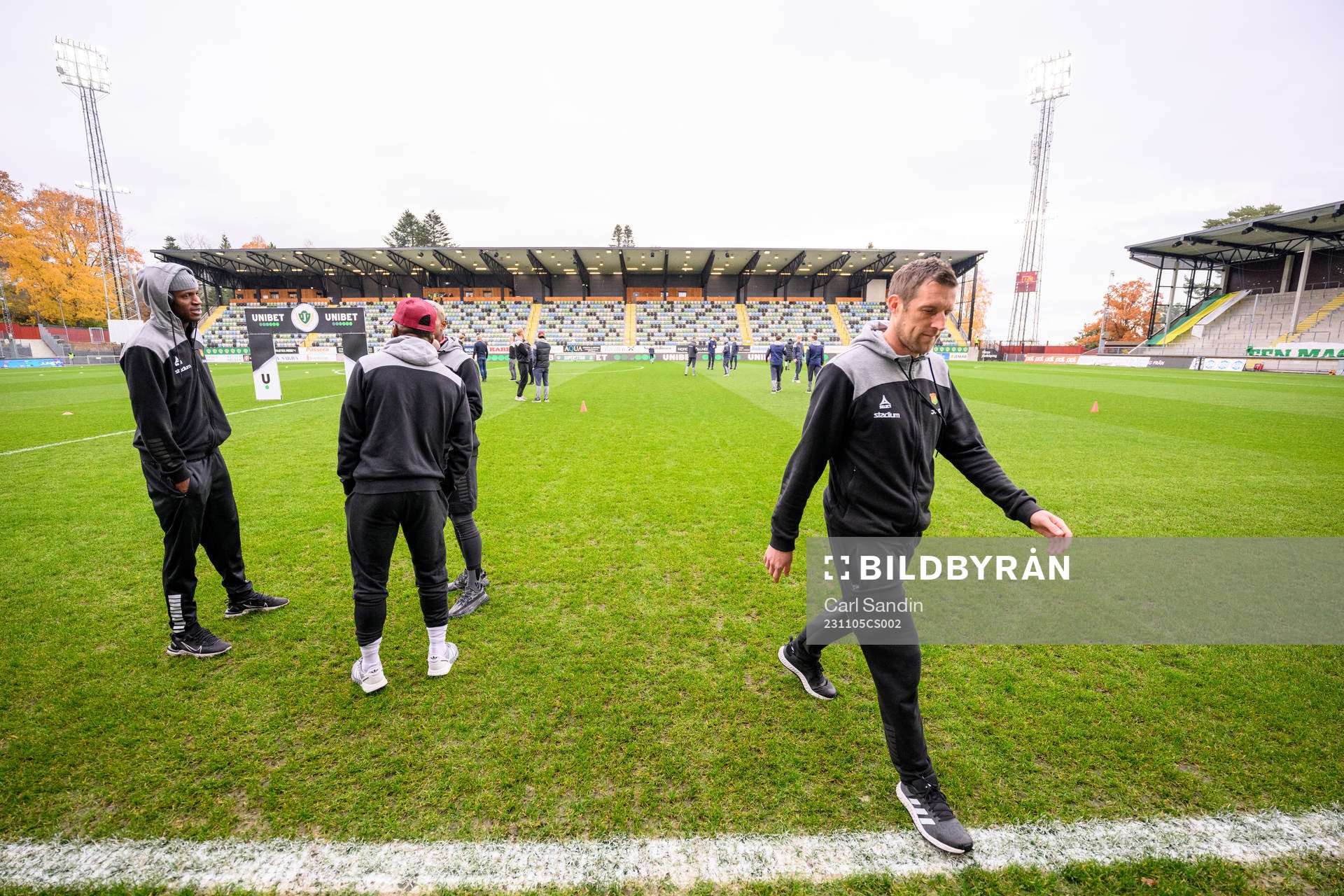 Gais spelare inspekterar planen innan fotbollsmatchen i Superettan mellan Jönköpings Södra och GAIS den 5 november 2023 i Jönköping. 