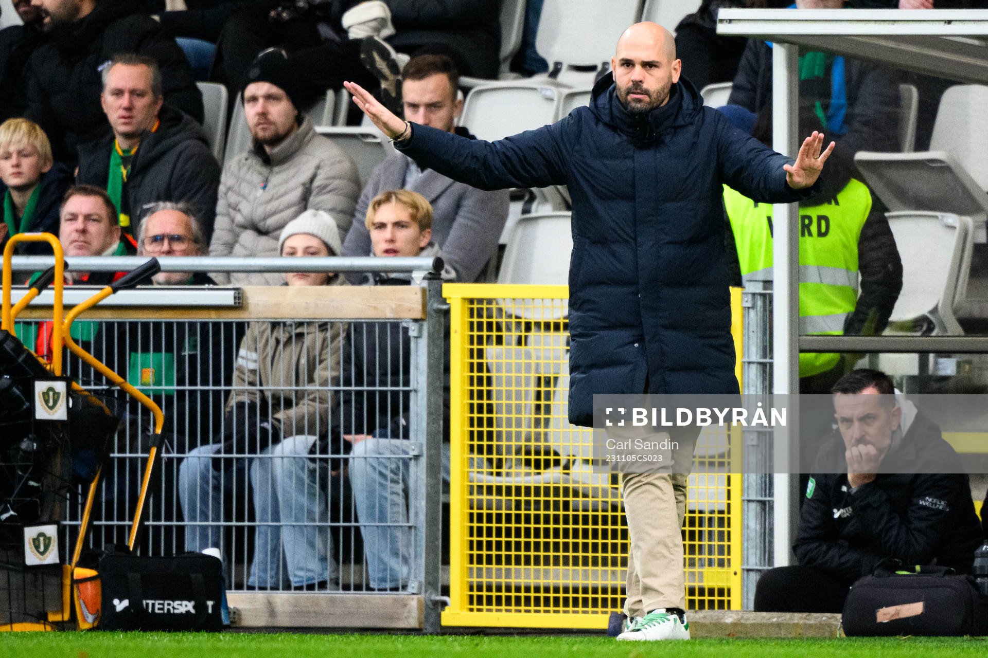 Jönköpings Södras tränare Oscar Garcia under fotbollsmatchen i Superettan mellan Jönköpings Södra och GAIS den 5 november 2023 i Jönköping.