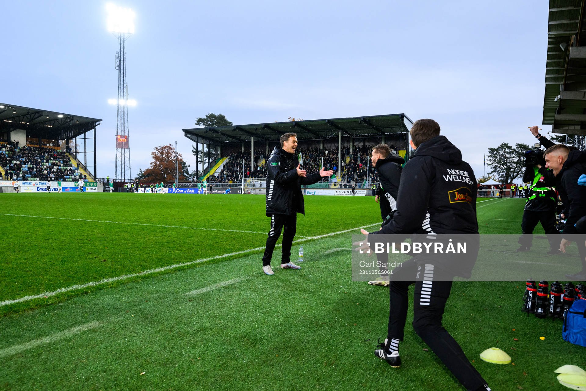 GAISs tränare Fredrik Holmberg jublar