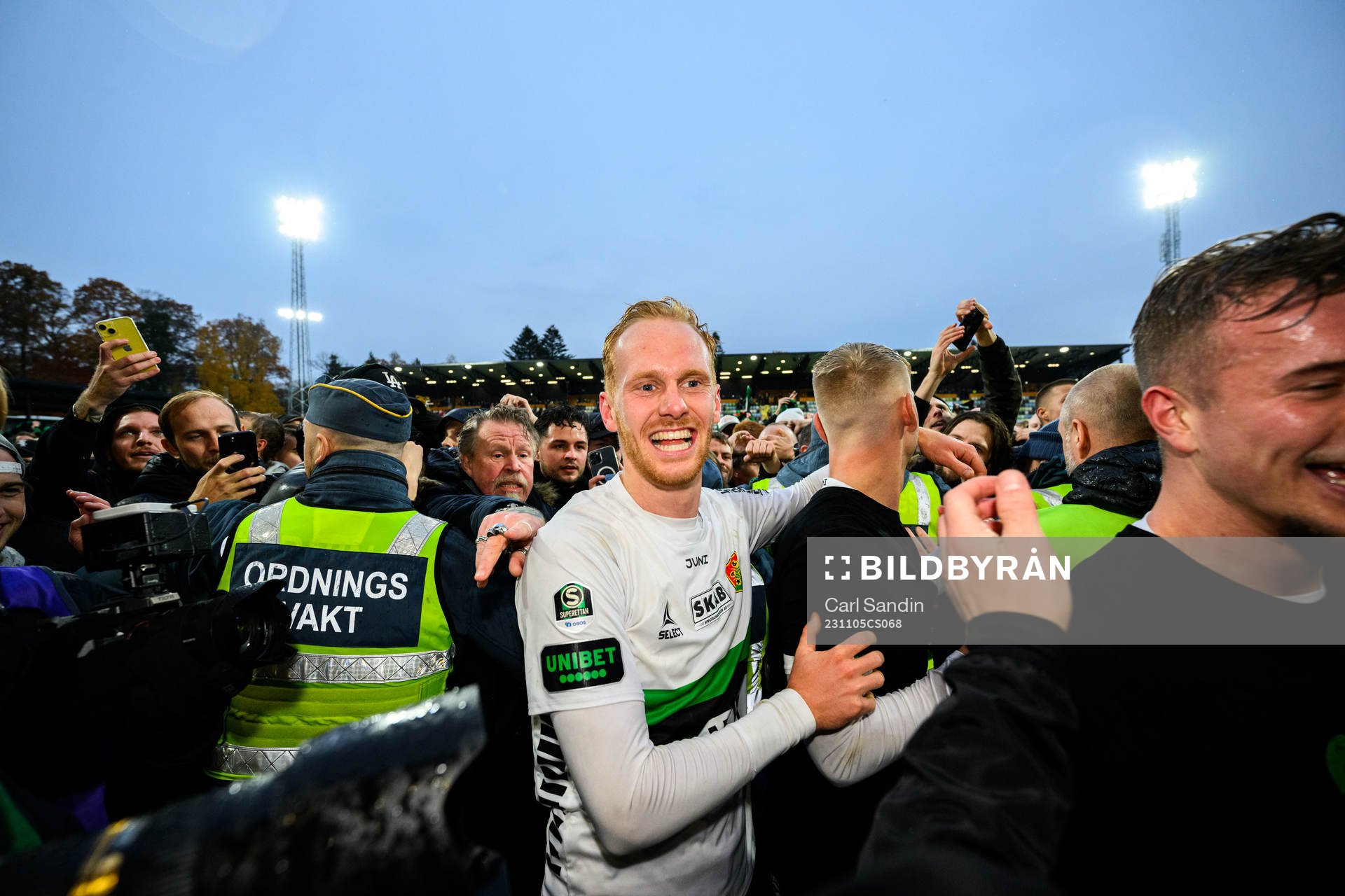 GAISs Viktor Kruger jublar över avancemang till Allsvenskan efter fotbollsmatchen i Superettan mellan Jönköpings Södra och GAIS den 5 november 2023 i Jönköping.