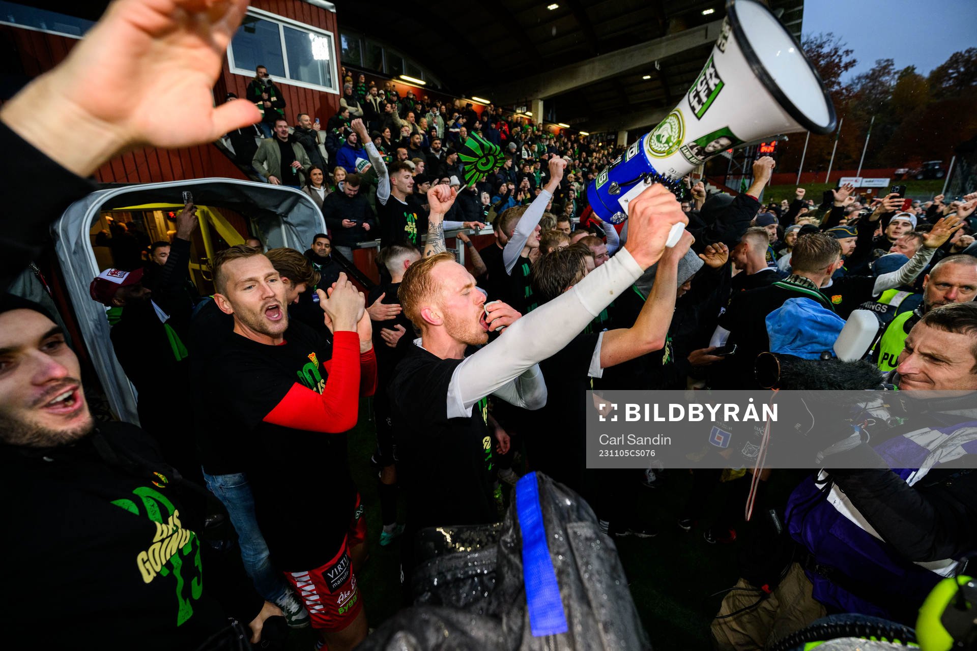 GAISs Viktor Kruger jublar över avancemang till Allsvenskan efter fotbollsmatchen i Superettan mellan Jönköpings Södra och GAIS den 5 november 2023 i Jönköping.