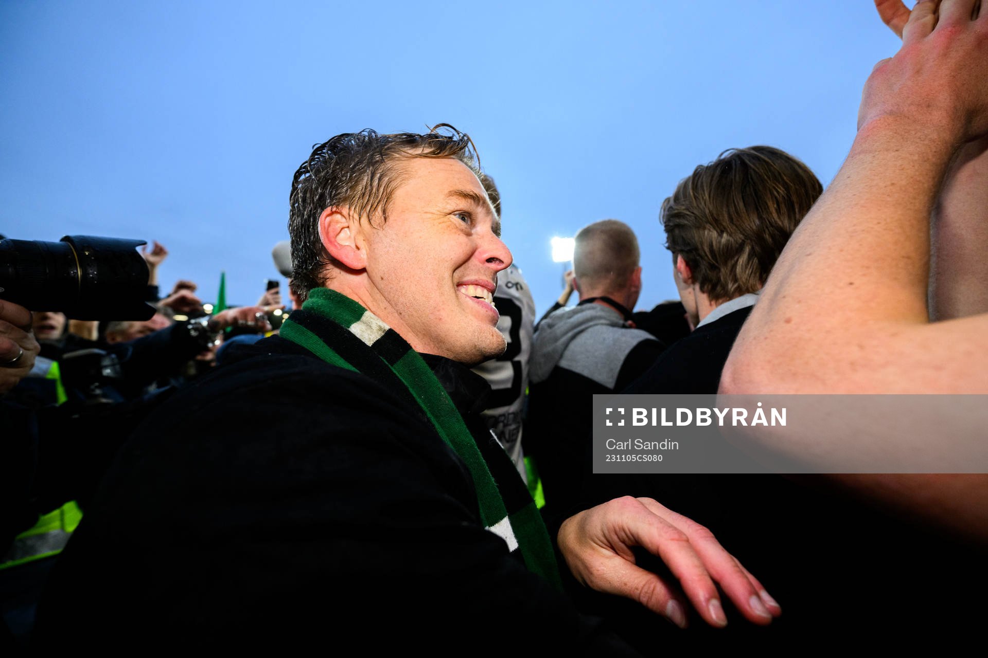GAISs tränare Fredrik Holmberg  jublar över avancemang