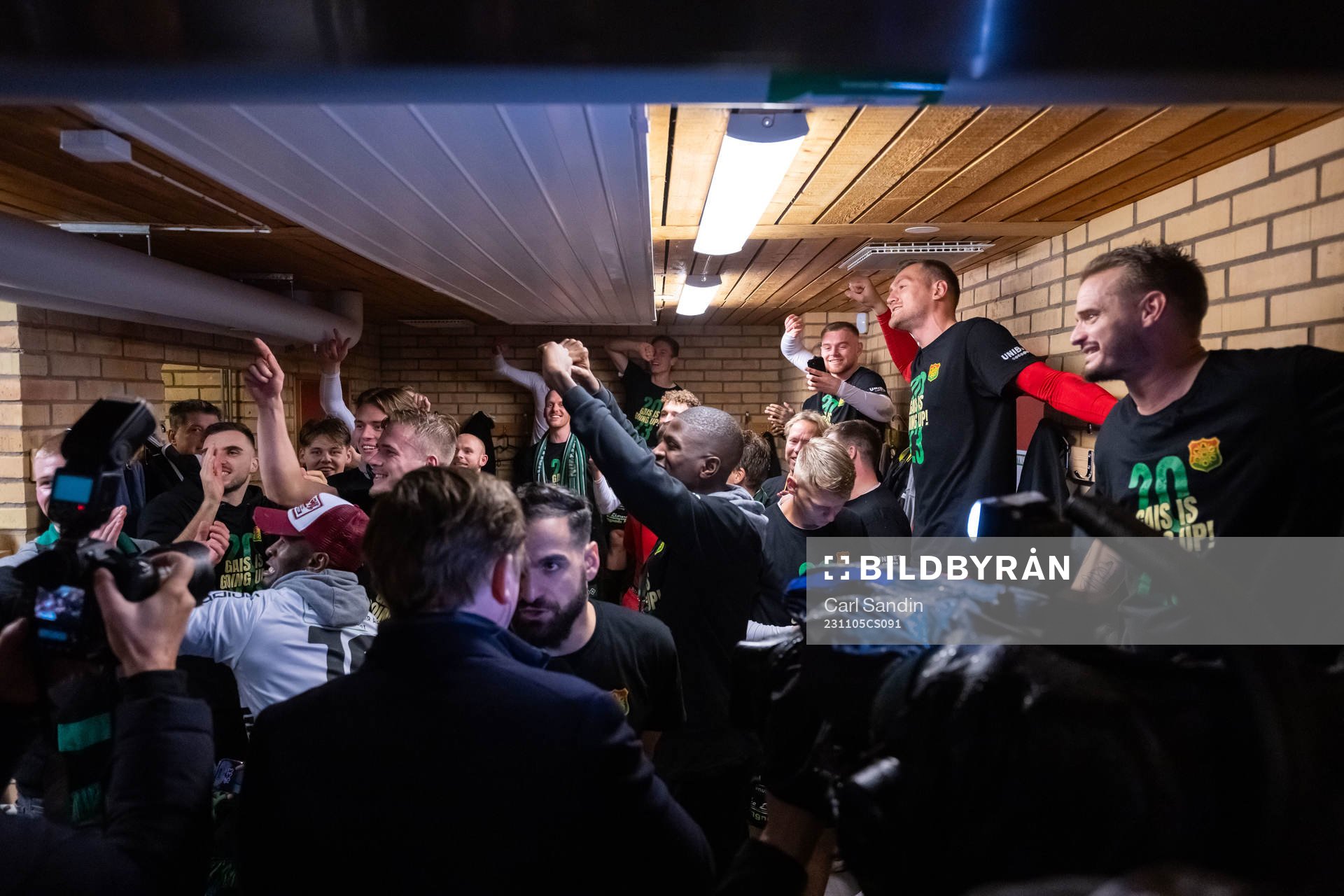 GAISs spelare jublar över avancemang till Allsvenskan efter fotbollsmatchen i Superettan mellan Jönköpings Södra och GAIS den 5 november 2023 i Jönköping.