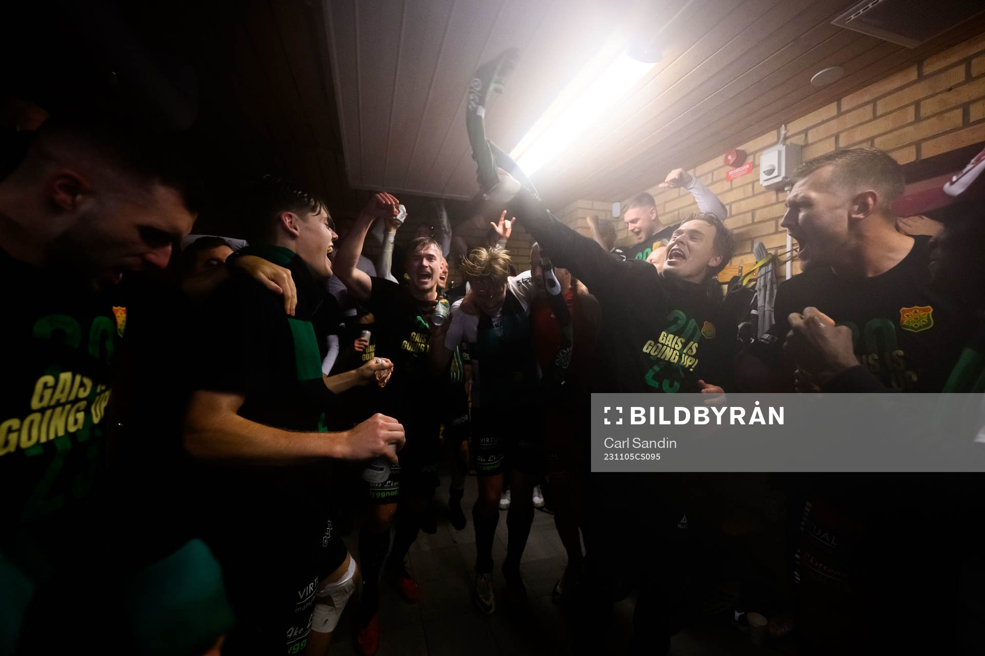 GAISs spelare jublar över avancemang till Allsvenskan efter fotbollsmatchen i Superettan mellan Jönköpings Södra och GAIS den 5 november 2023 i Jönköping.