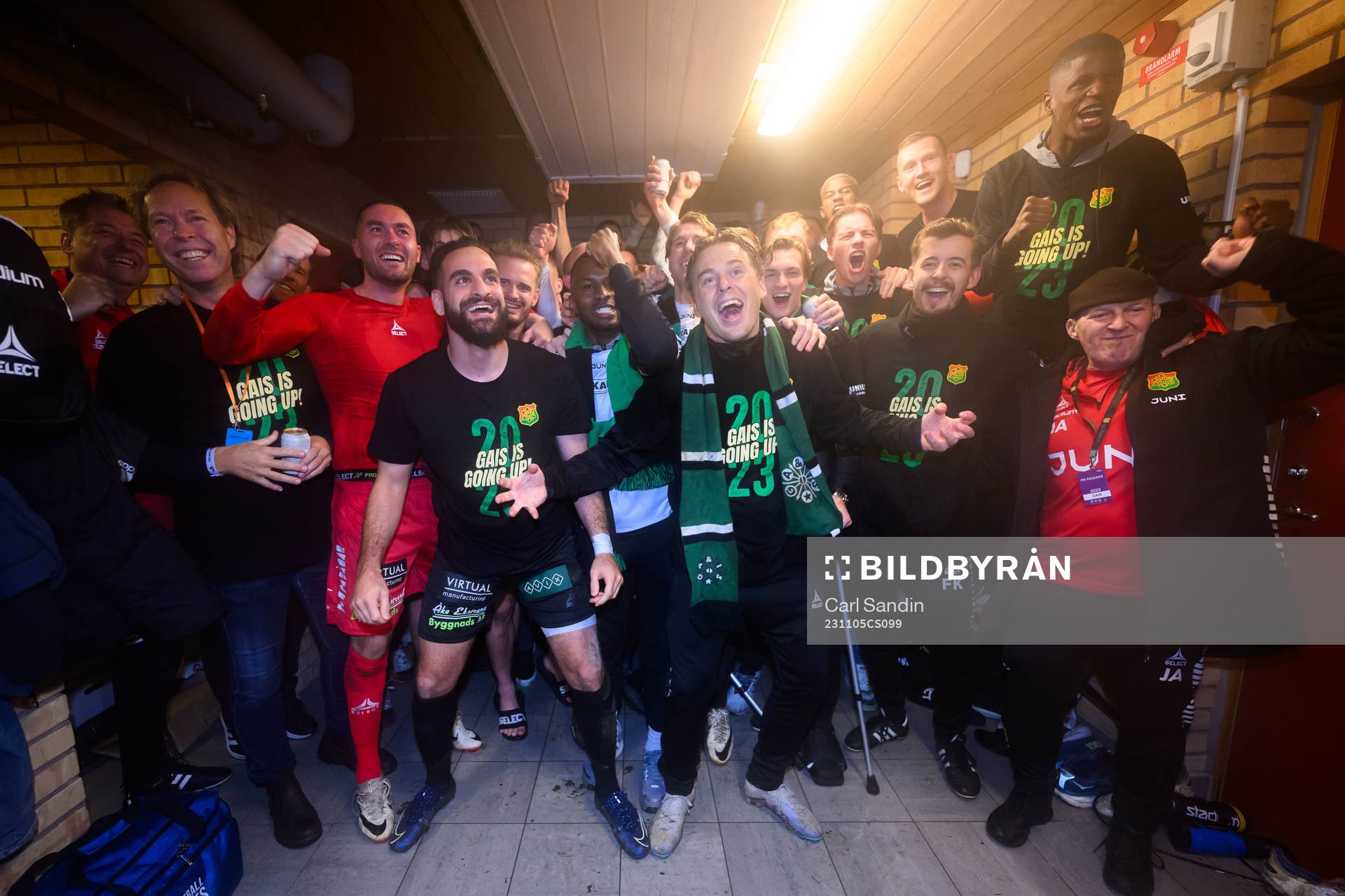 GAISs tränare Fredrik Holmberg och spelare jublar över