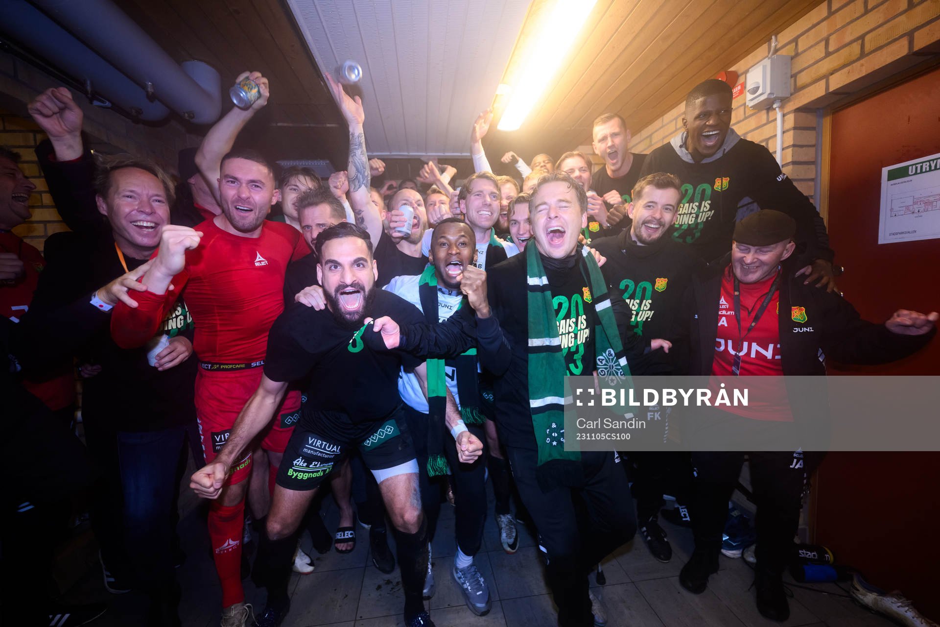 GAISs tränare Fredrik Holmberg och spelare jublar över