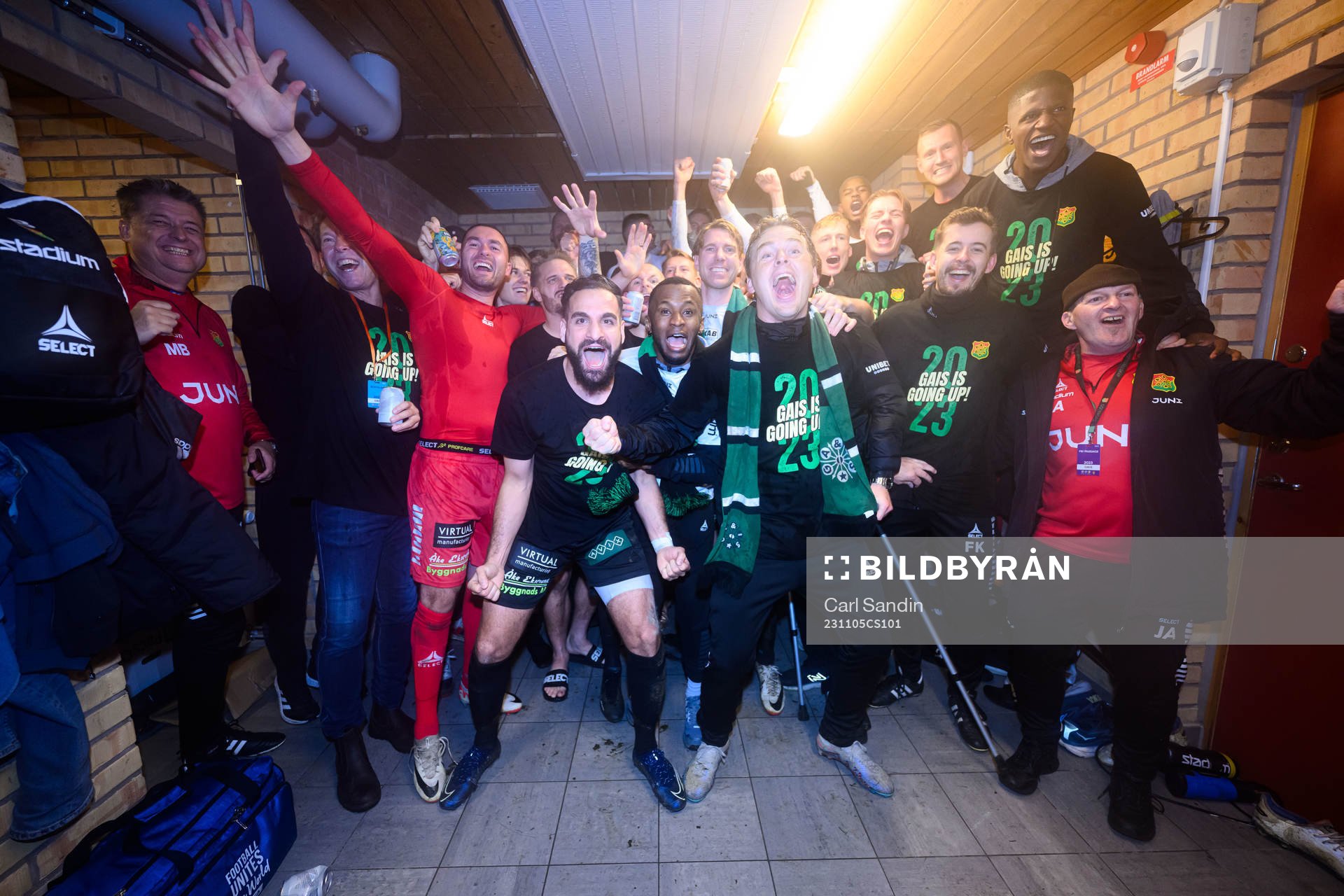 GAISs tränare Fredrik Holmberg och spelare jublar över