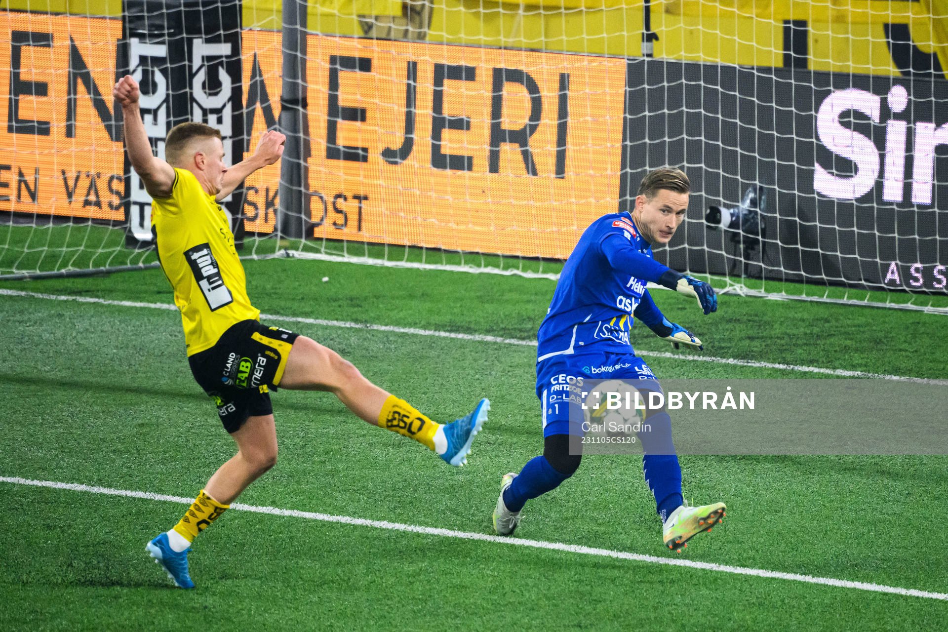 Elfsborgs Per Frick och Degerfors målvakt Sondre Lovseth
