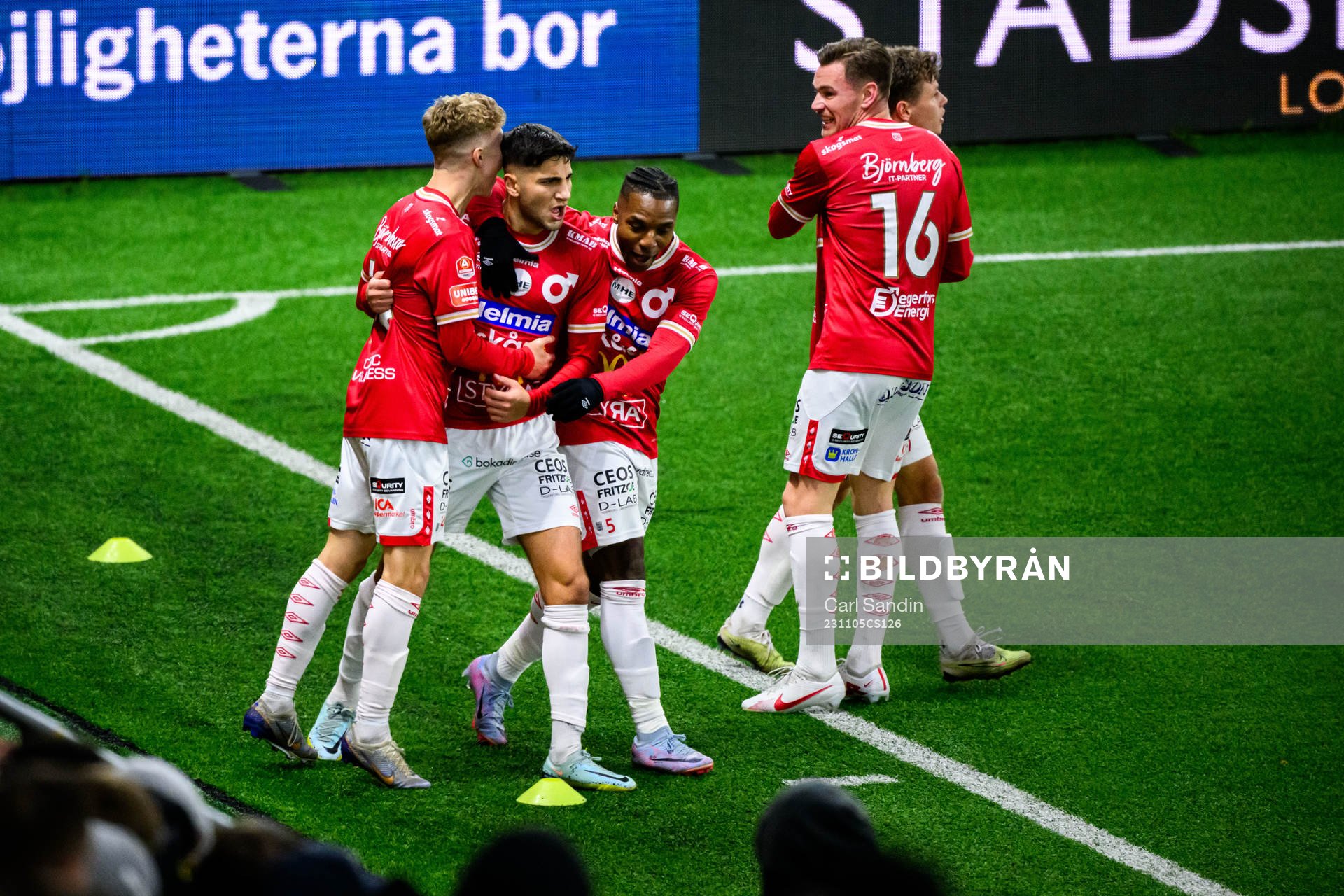 Degerfors Peter Gwargis jublar med lagkamrater