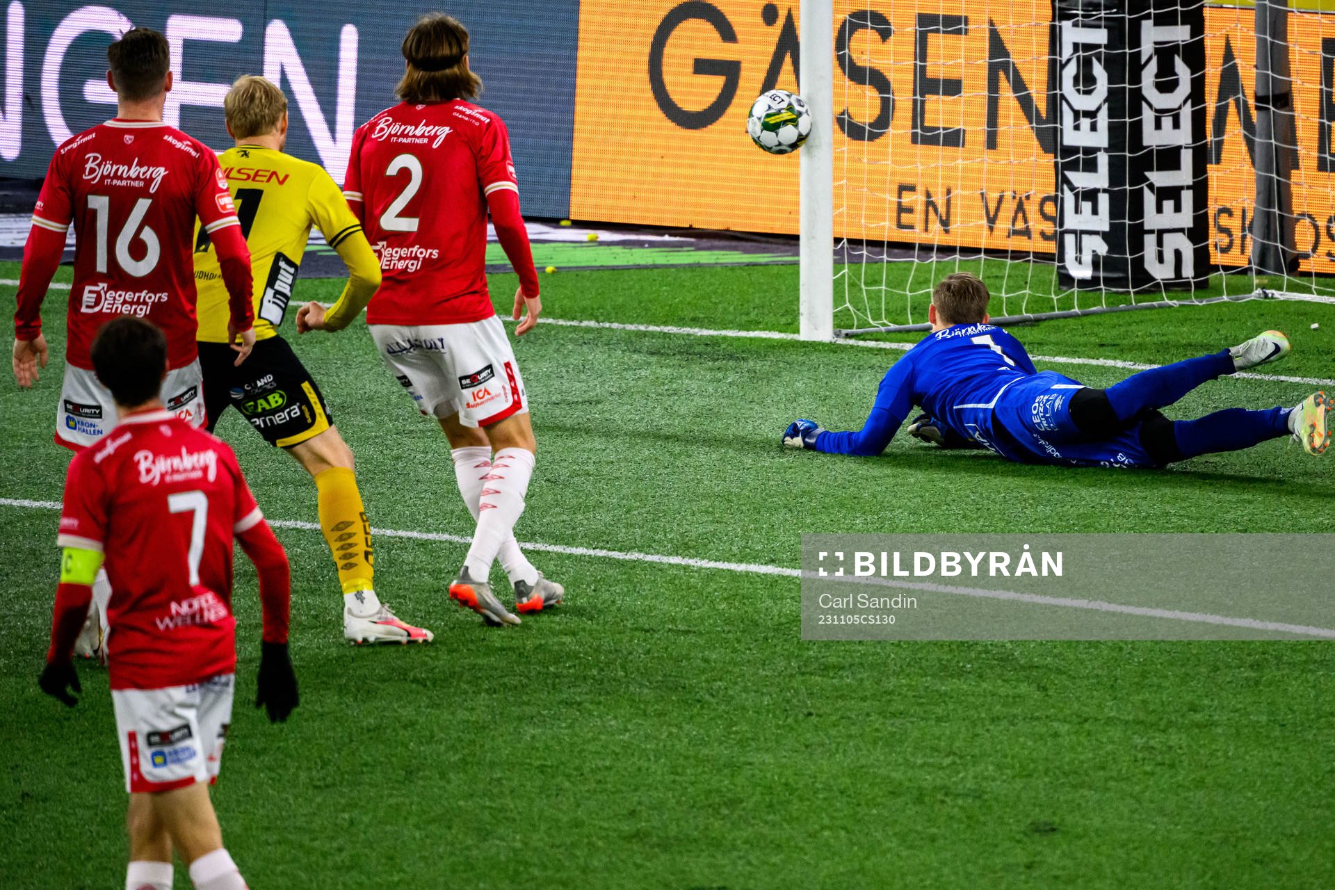 Degerfors målvakt Sondre Lovseth Rossbach ser bollen ta i