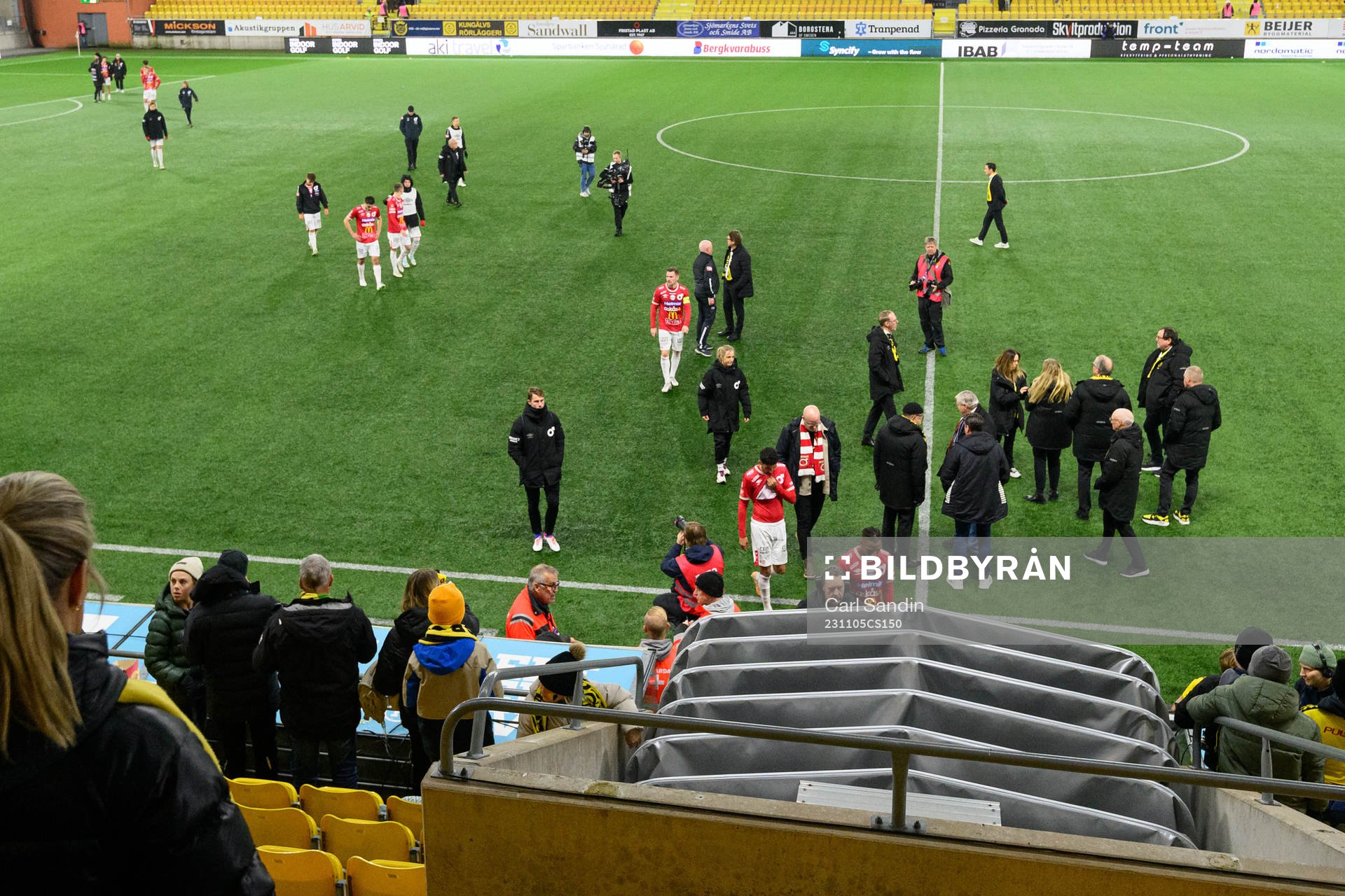 Degerfors spelare lämnar planen