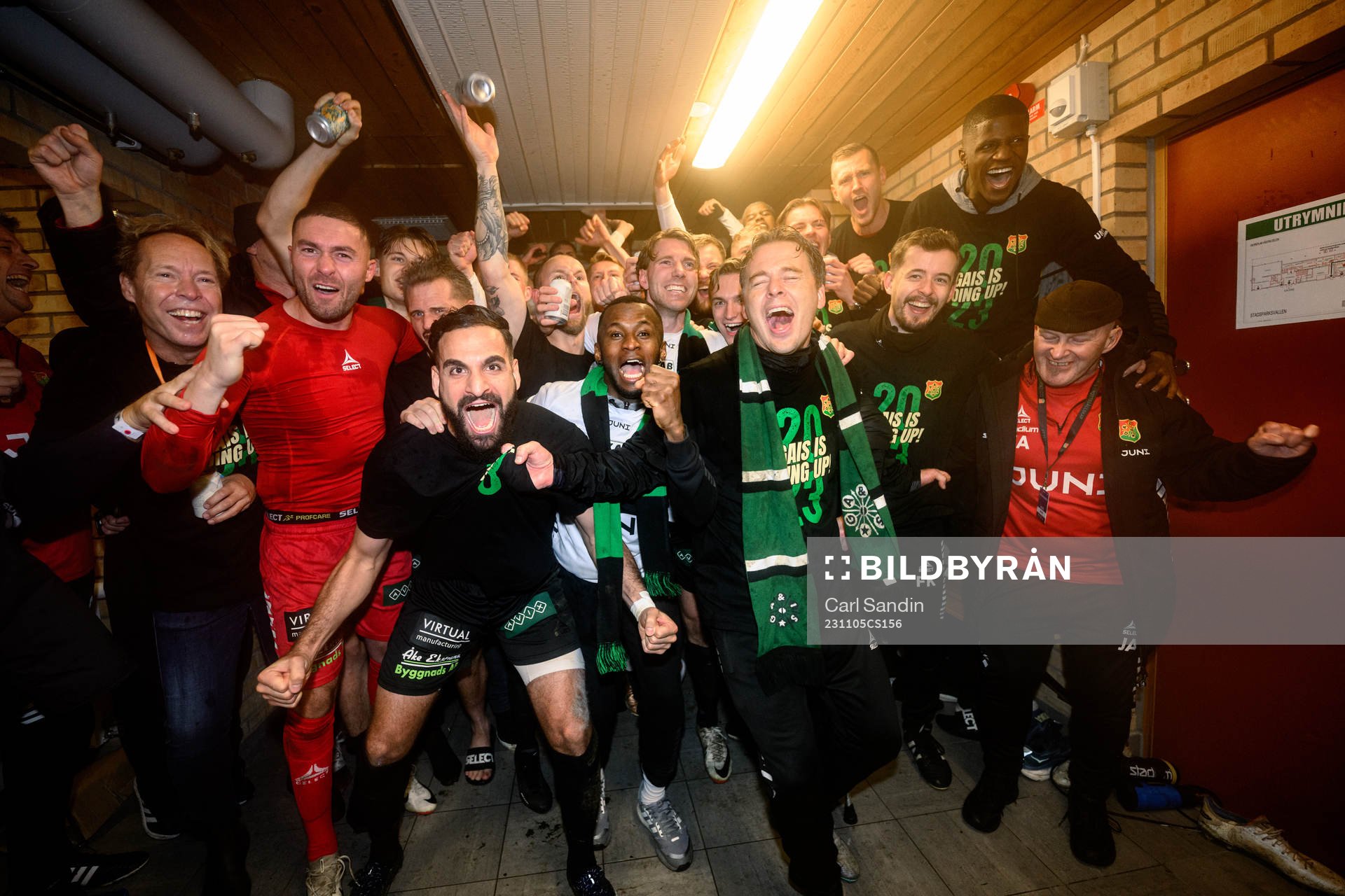 GAISs tränare Fredrik Holmberg och spelare jublar över