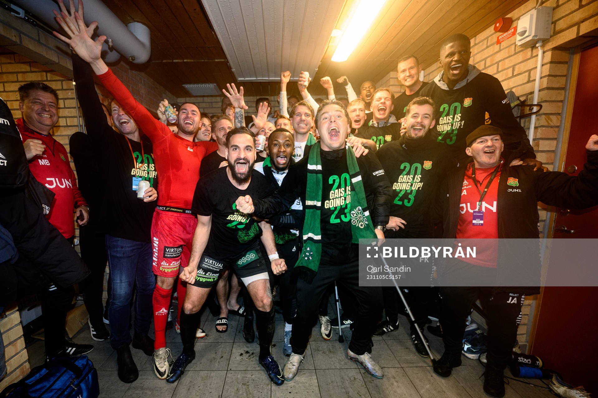 GAISs tränare Fredrik Holmberg och spelare jublar över