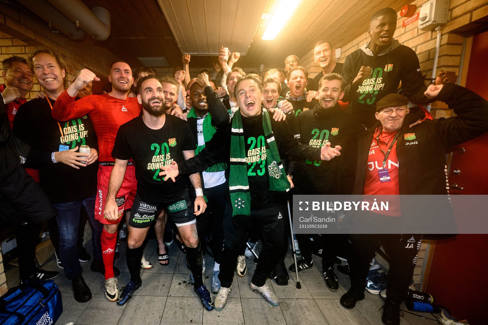 GAISs tränare Fredrik Holmberg och spelare jublar över