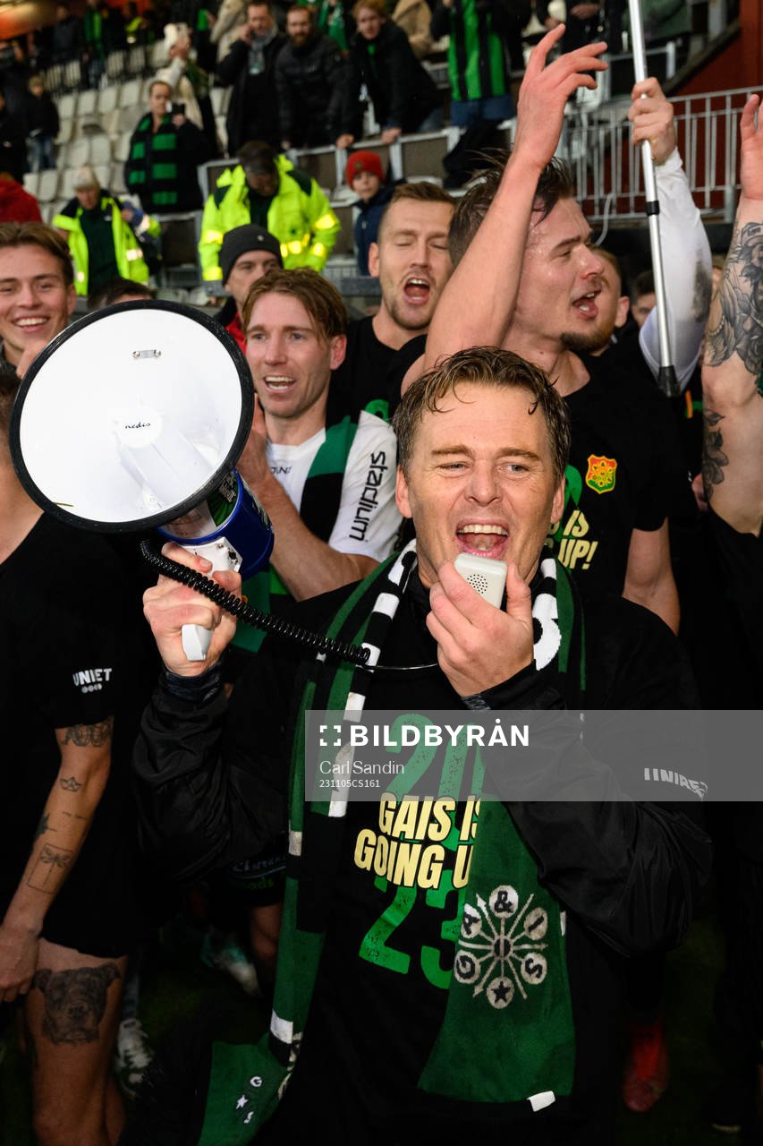 GAISs tränare Fredrik Holmberg jublar