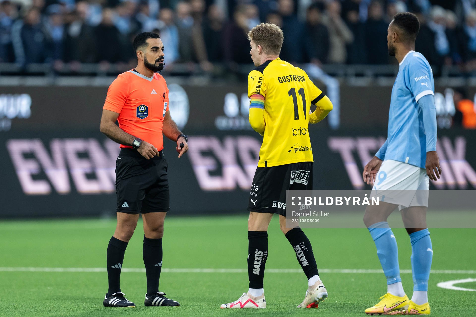 Domare Mohamed Al Hakim och Häckens Samuel Gustafson under fotbollsmatchen i Allsvenskan mellan Häcken och Malmö FF den 5 november 2023 i Göteborg.