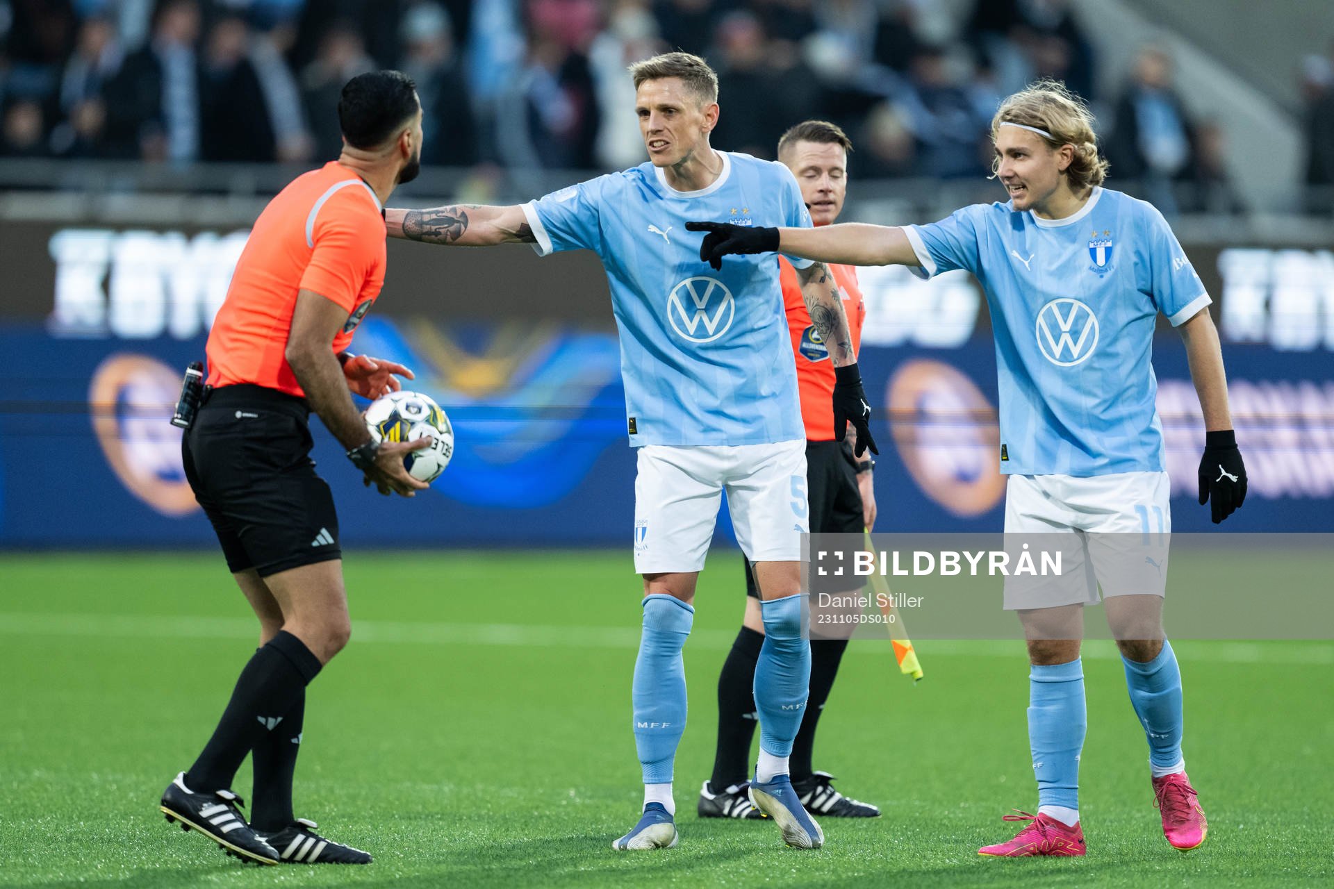 Malmö FFs Søren Rieks och Sebastian Nanasi reagerar mot