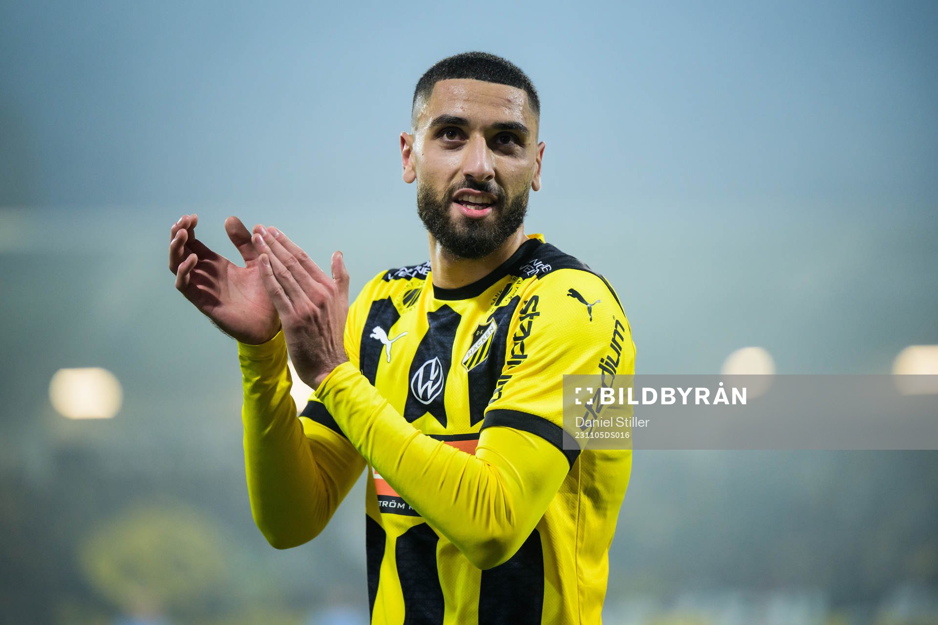 Häckens Aiham Ousou gestikulerar mot supportrar