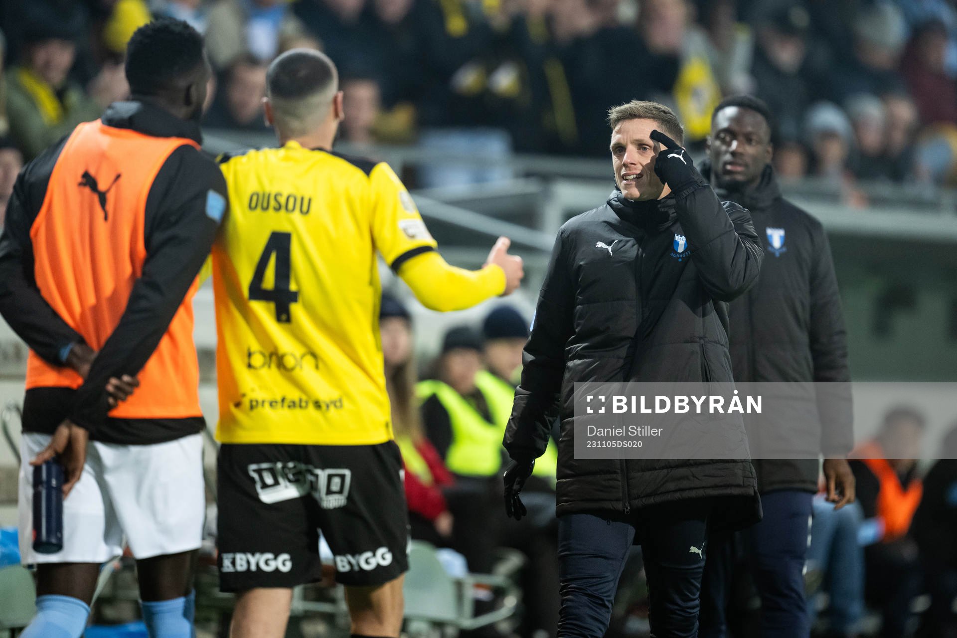 Malmö FFs Søren Rieks i en diskussion med Häckens Aiham Ousou under fotbollsmatchen i Allsvenskan mellan Häcken och Malmö FF den 5 november 2023 i Göteborg.
