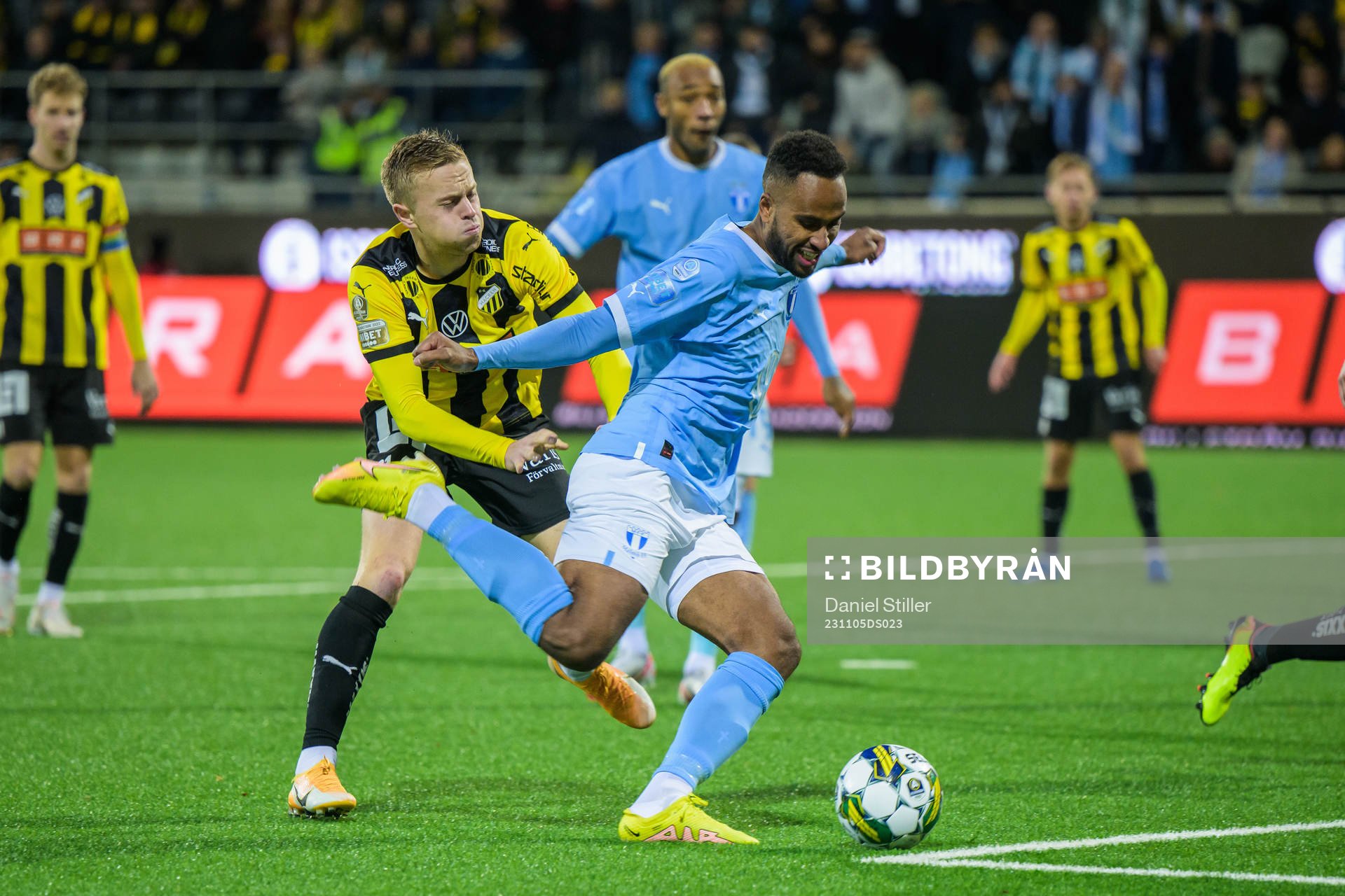 Häckens Tomas Olai Totland och Malmö FFs Isaac Kiese